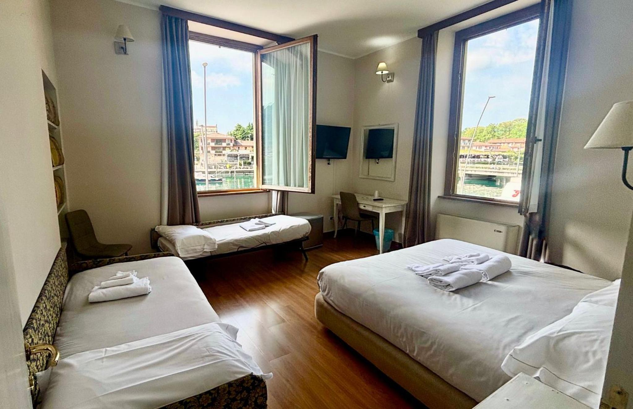 Quadruple Room with Lake View - Photo 1