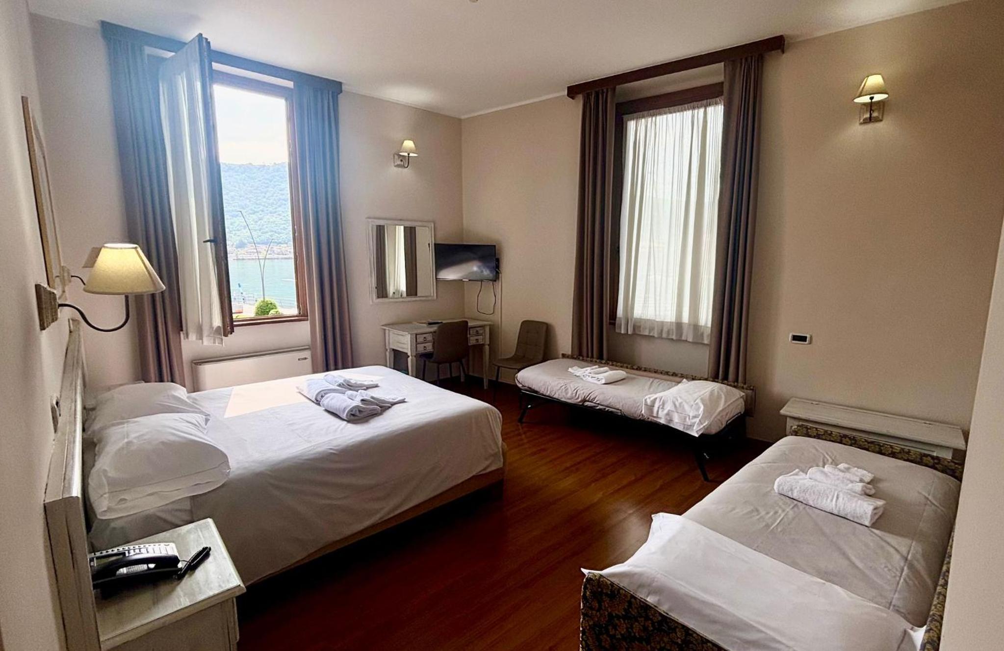Quadruple Room with Lake View - Photo 2