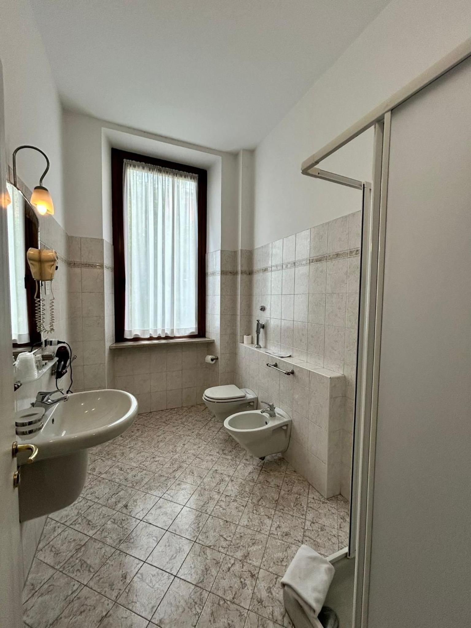 Quadruple Room with Lake View - Photo 3