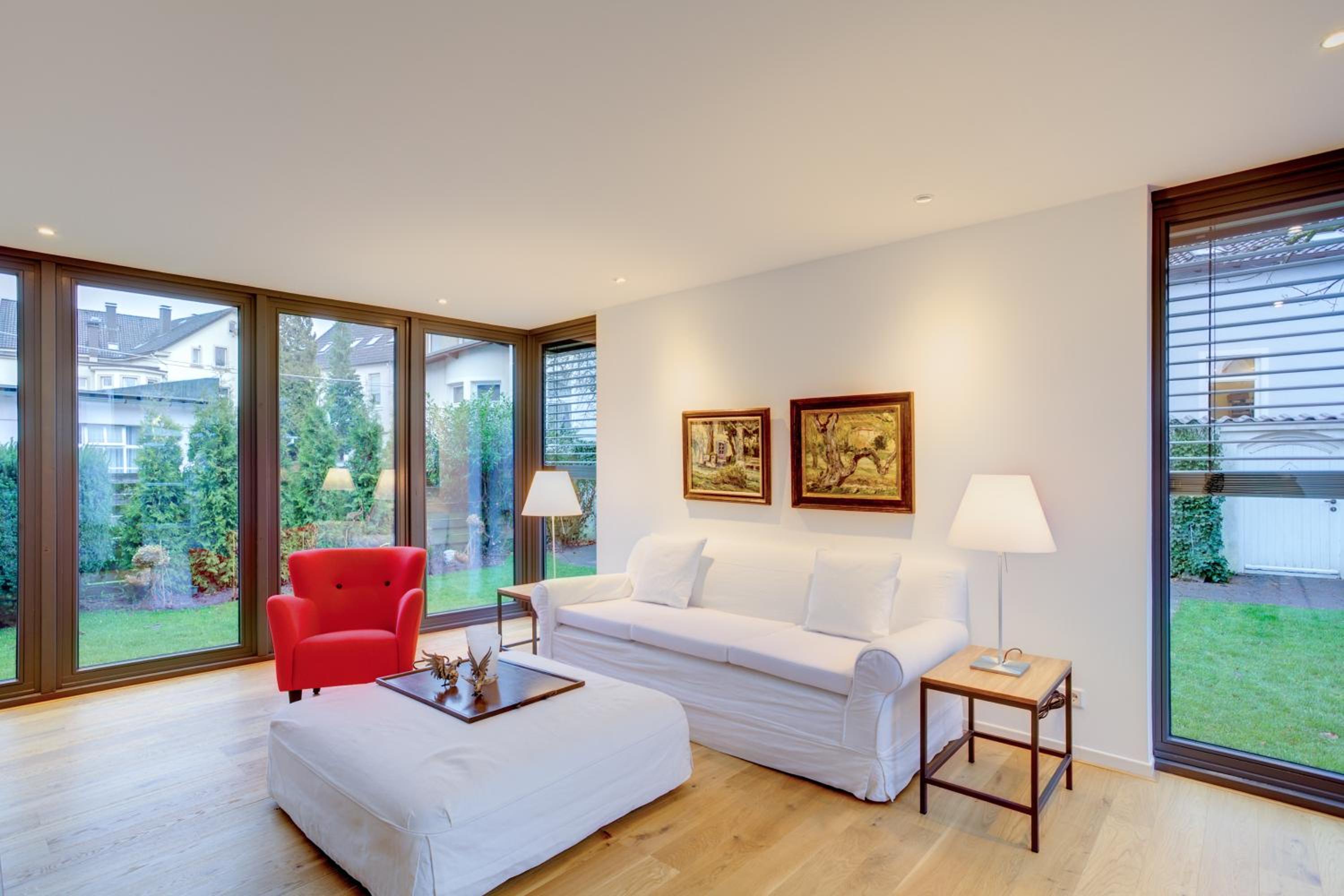 Five-Bedroom House photo 1