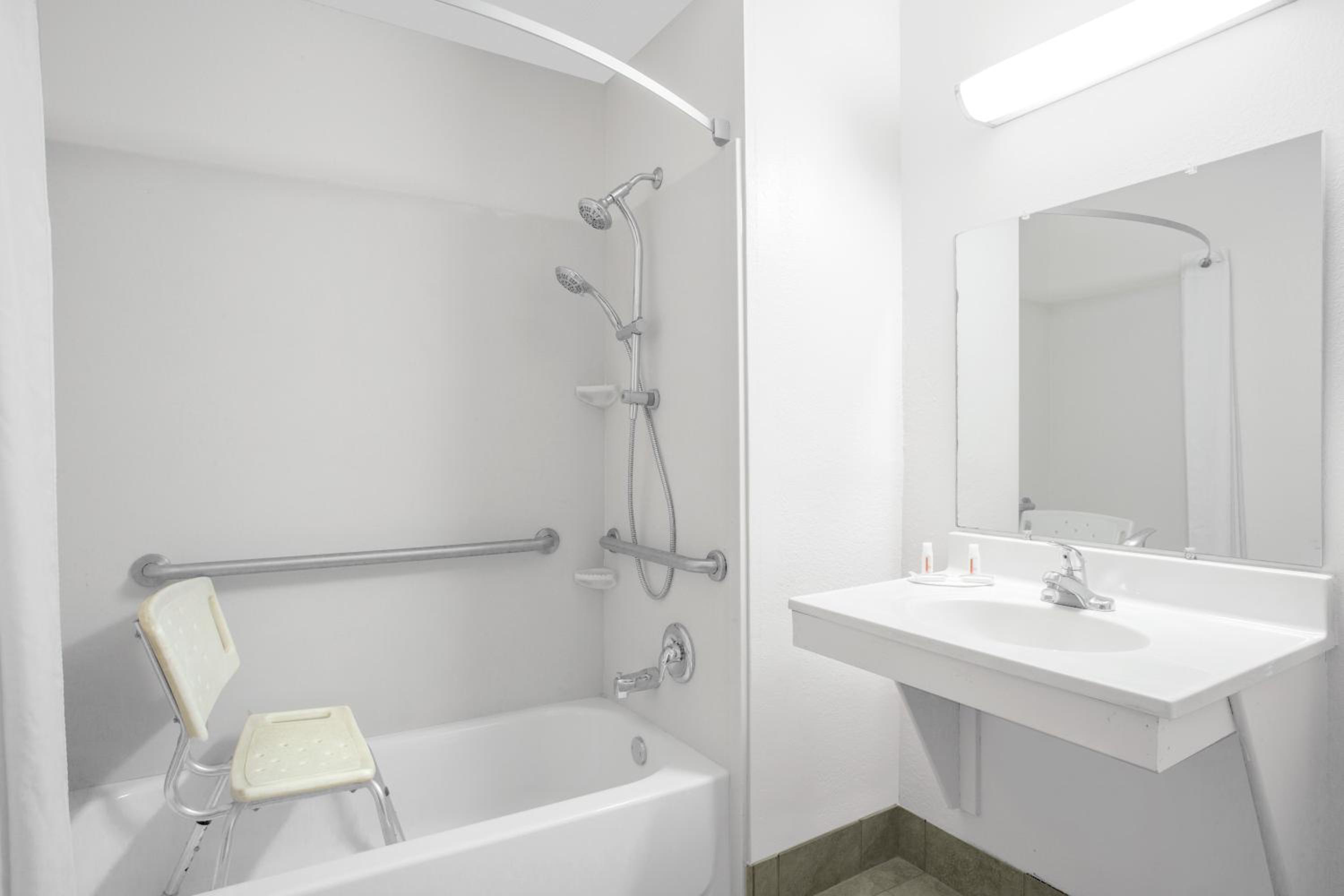 King Room - Mobility Access/Non-Smoking - Photo 2