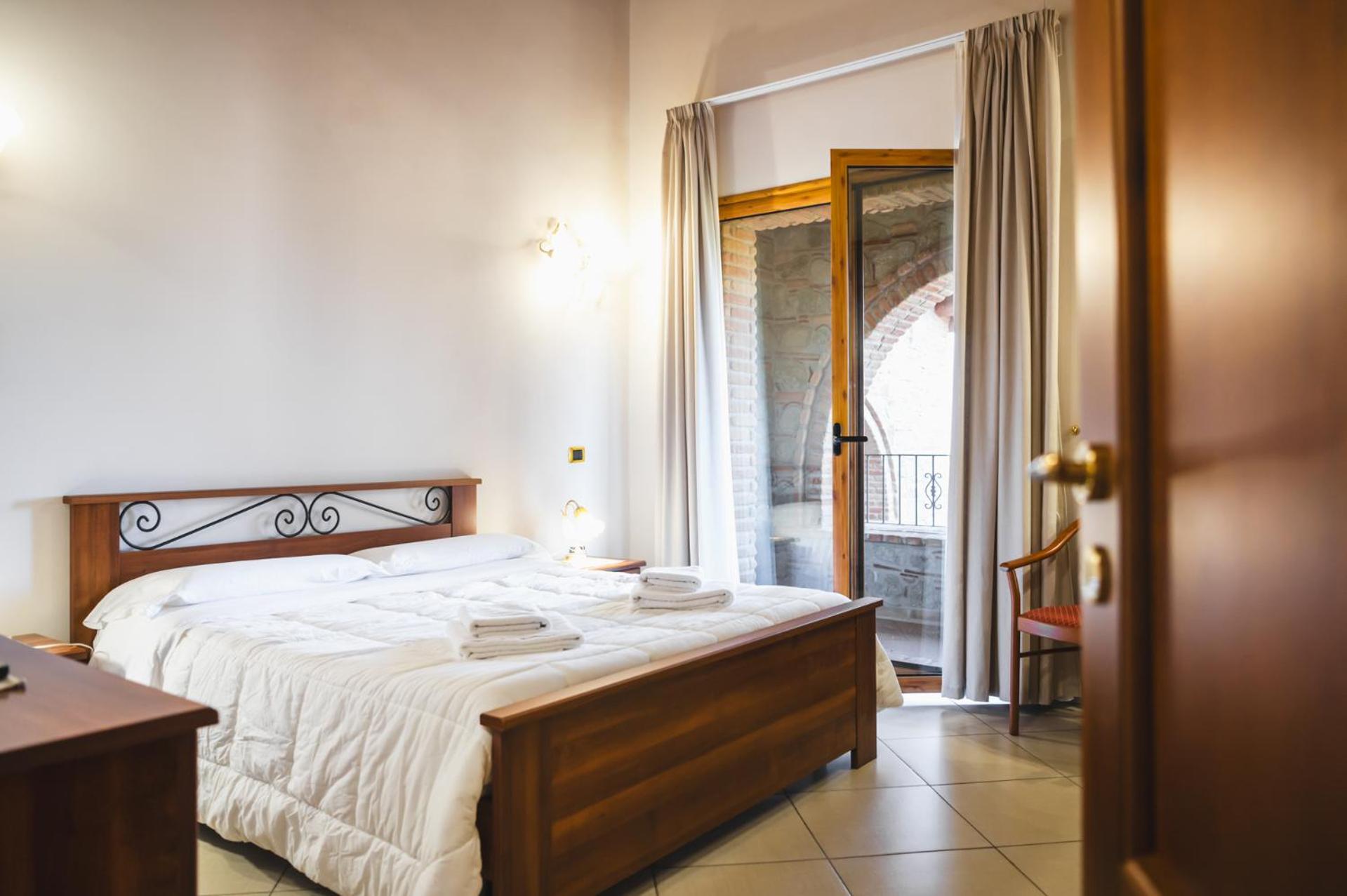 Deluxe King Room - Photo 3
