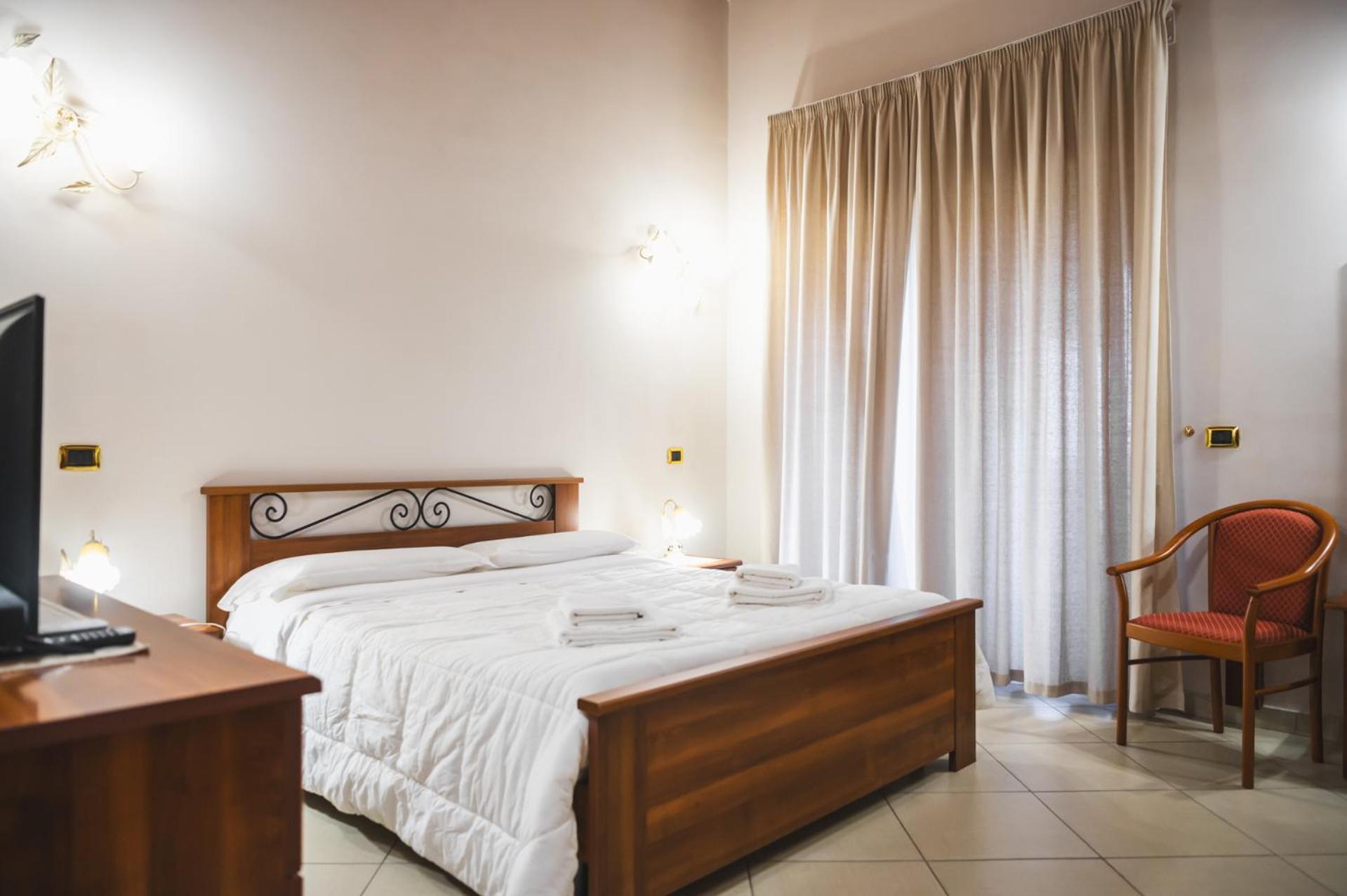 Deluxe King Room - Photo 4