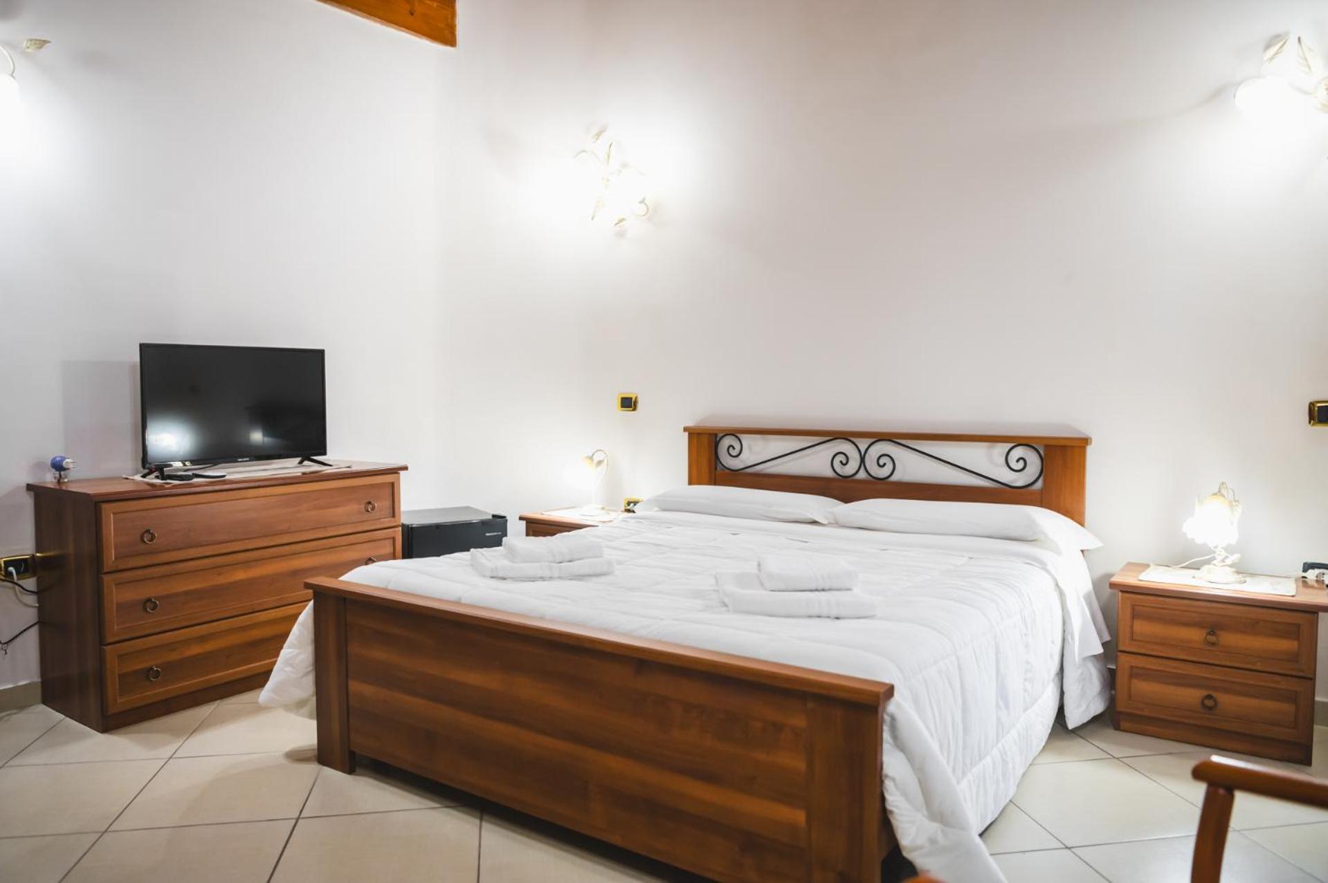 Deluxe King Room - Photo 5