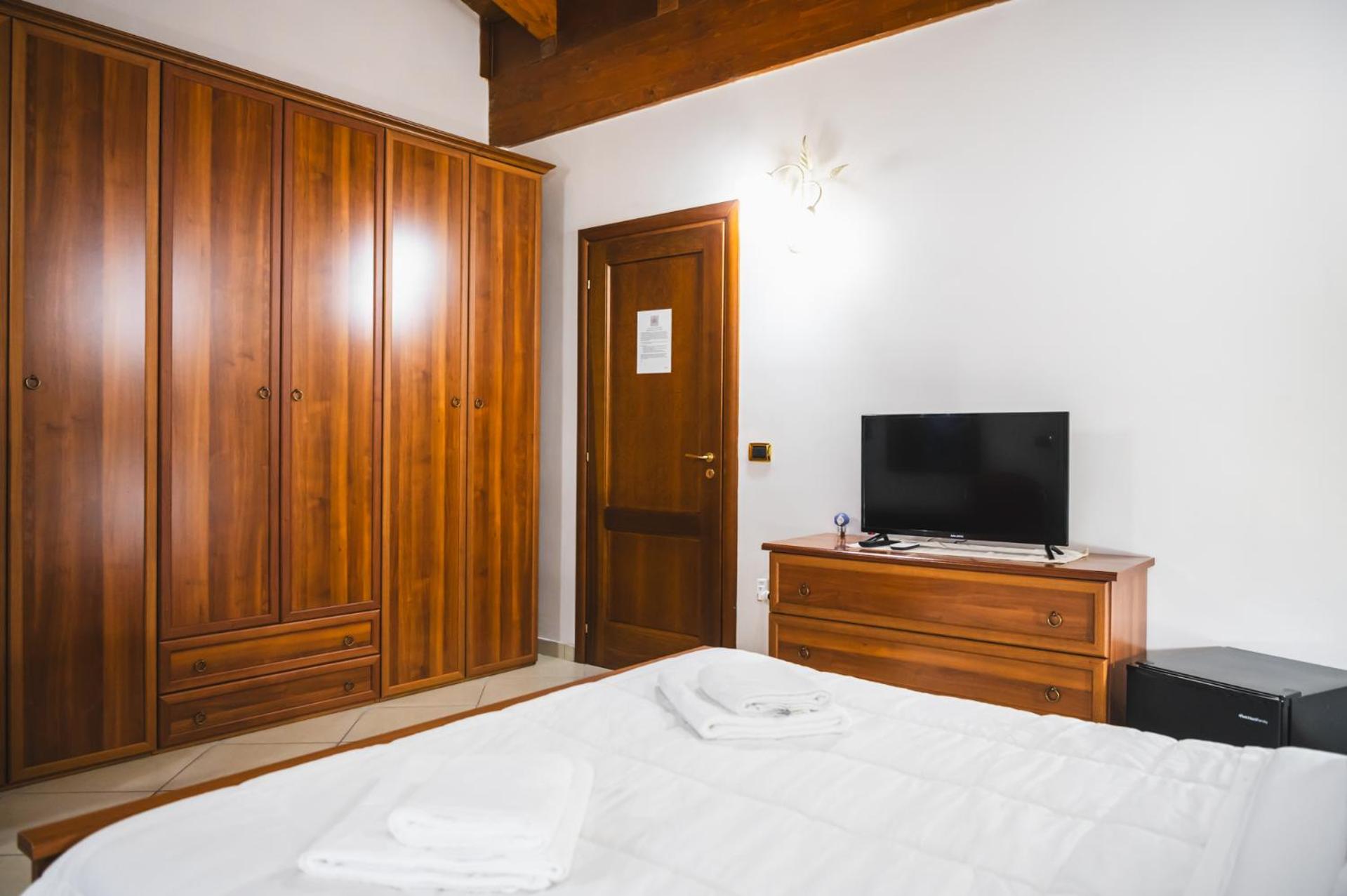Deluxe King Room - Photo 6