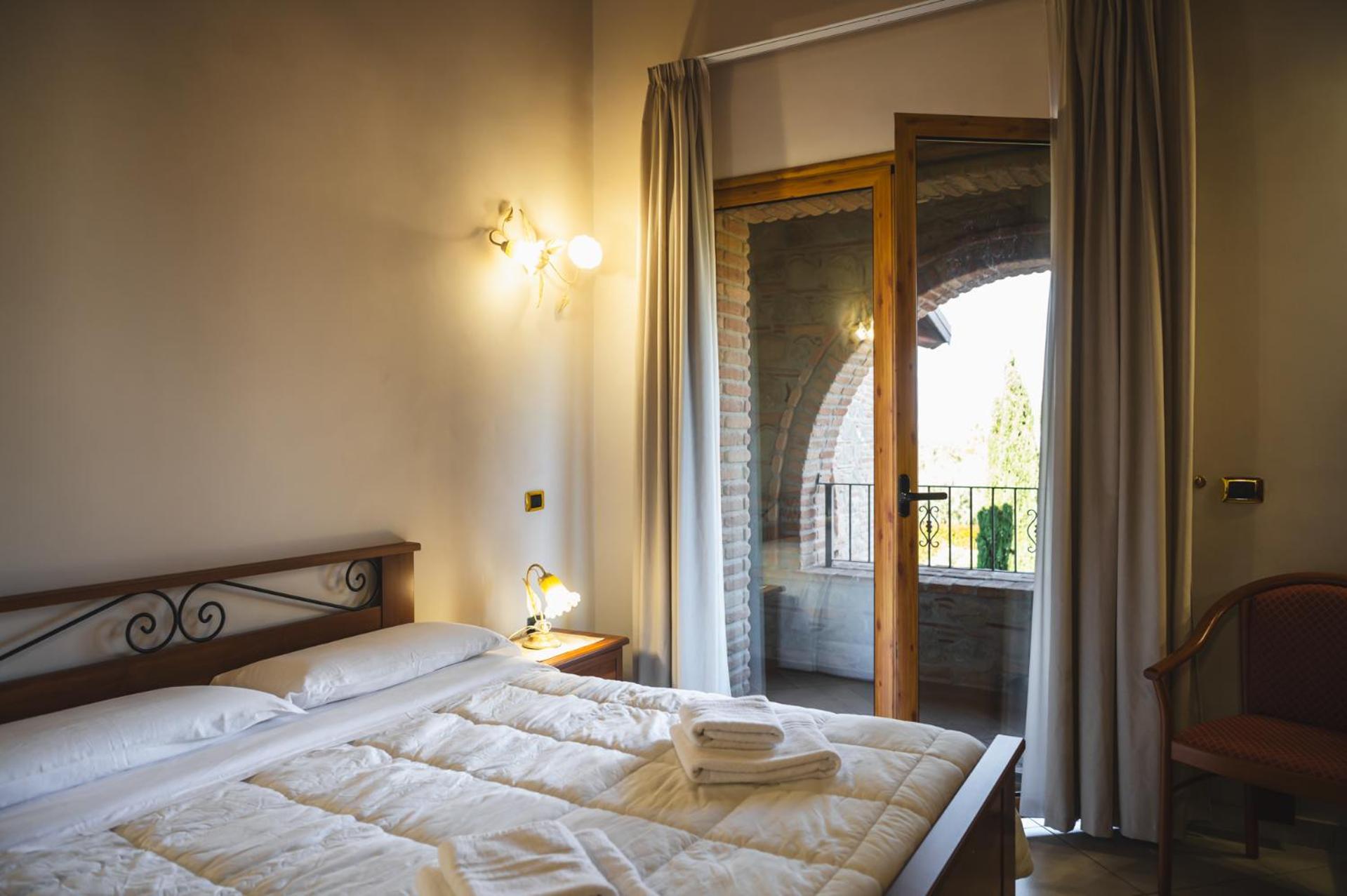 Deluxe King Room - Photo 8
