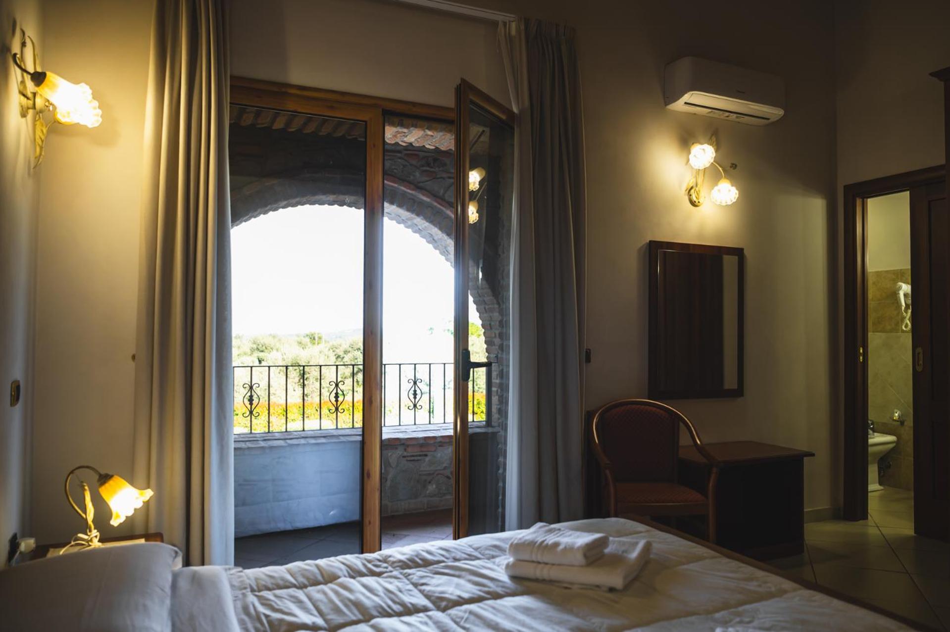 Deluxe King Room - Photo 7