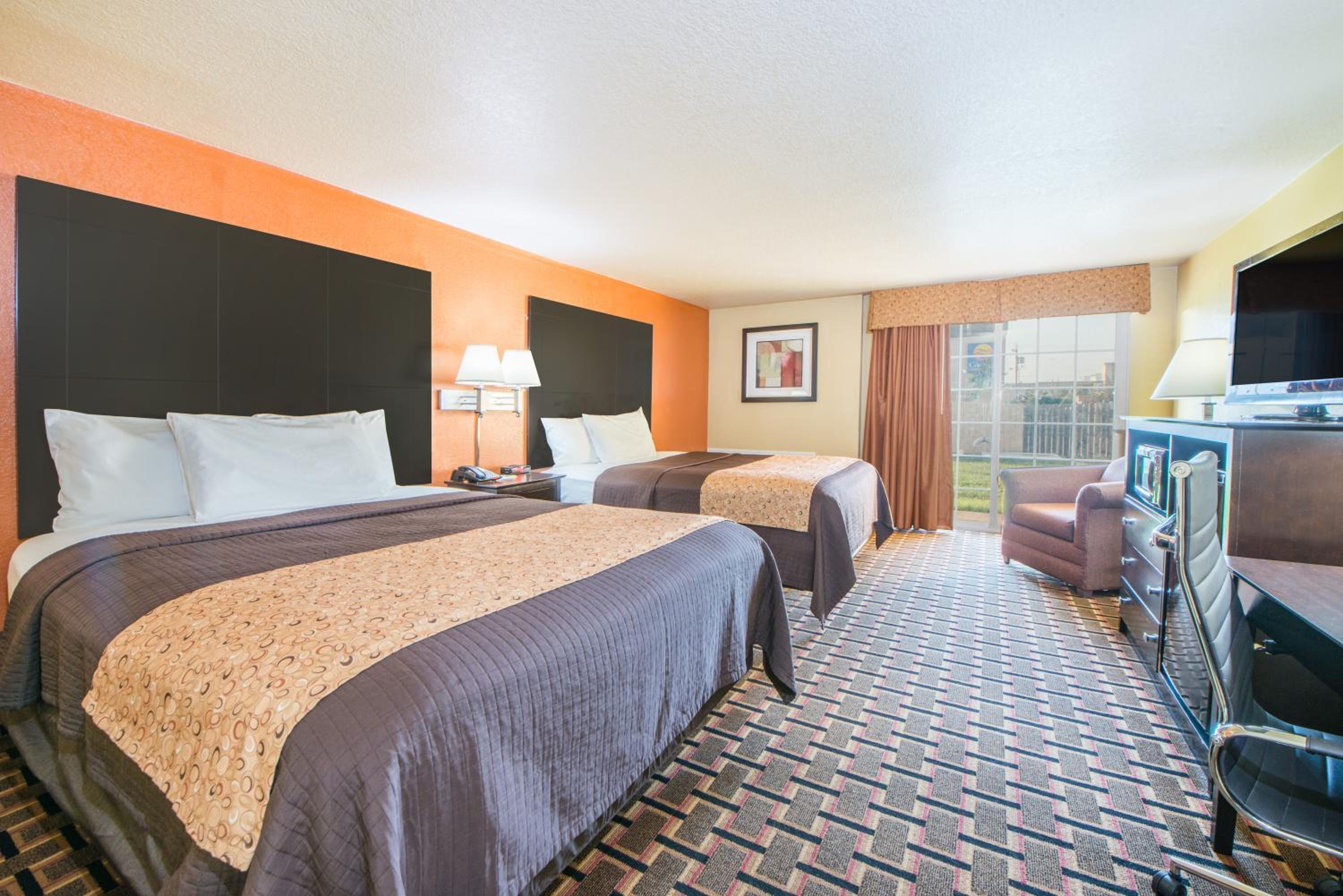 Queen Room with Two Queen Beds - Non-Smoking - Photo 1