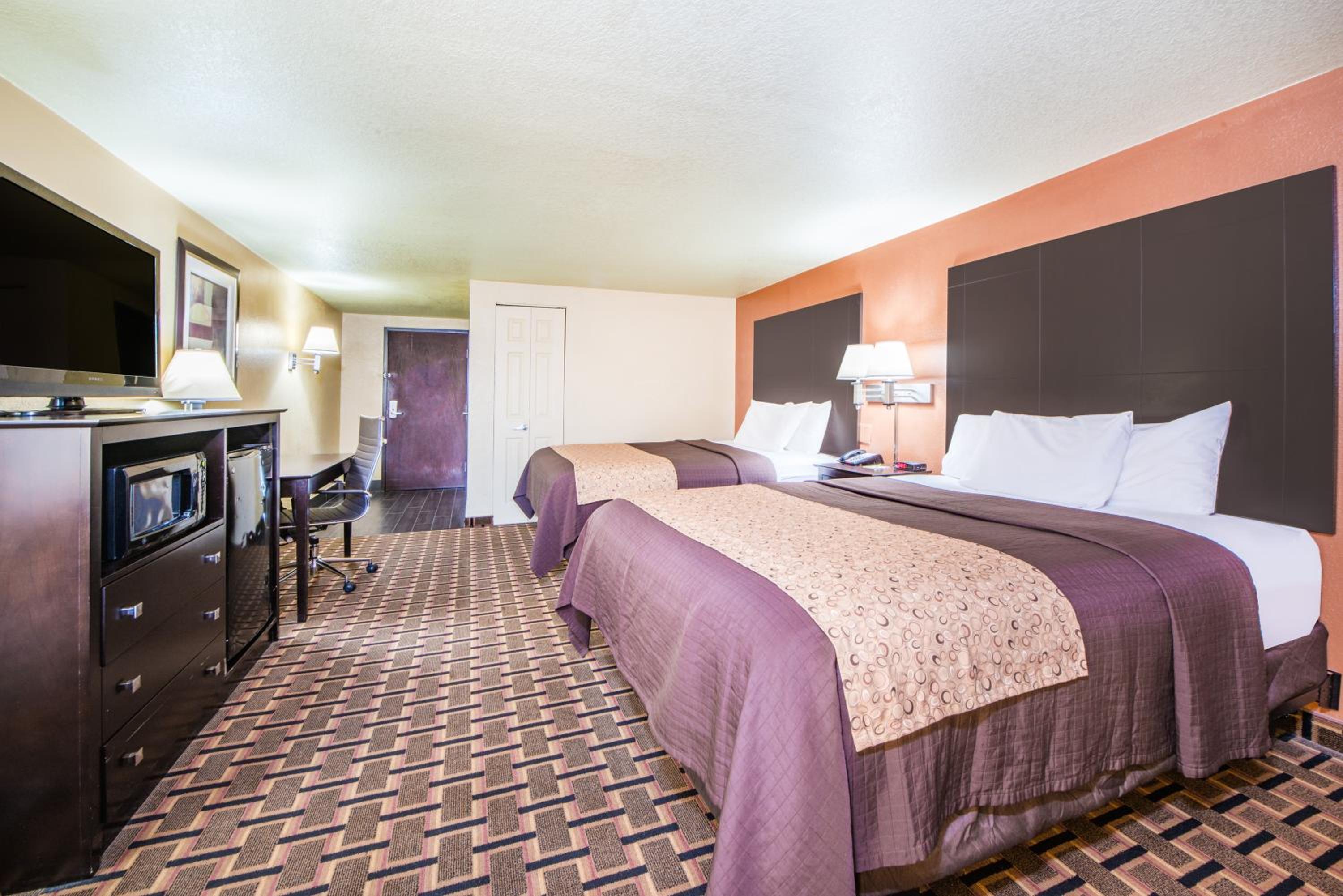 Queen Room with Two Queen Beds - Non-Smoking - Photo 3