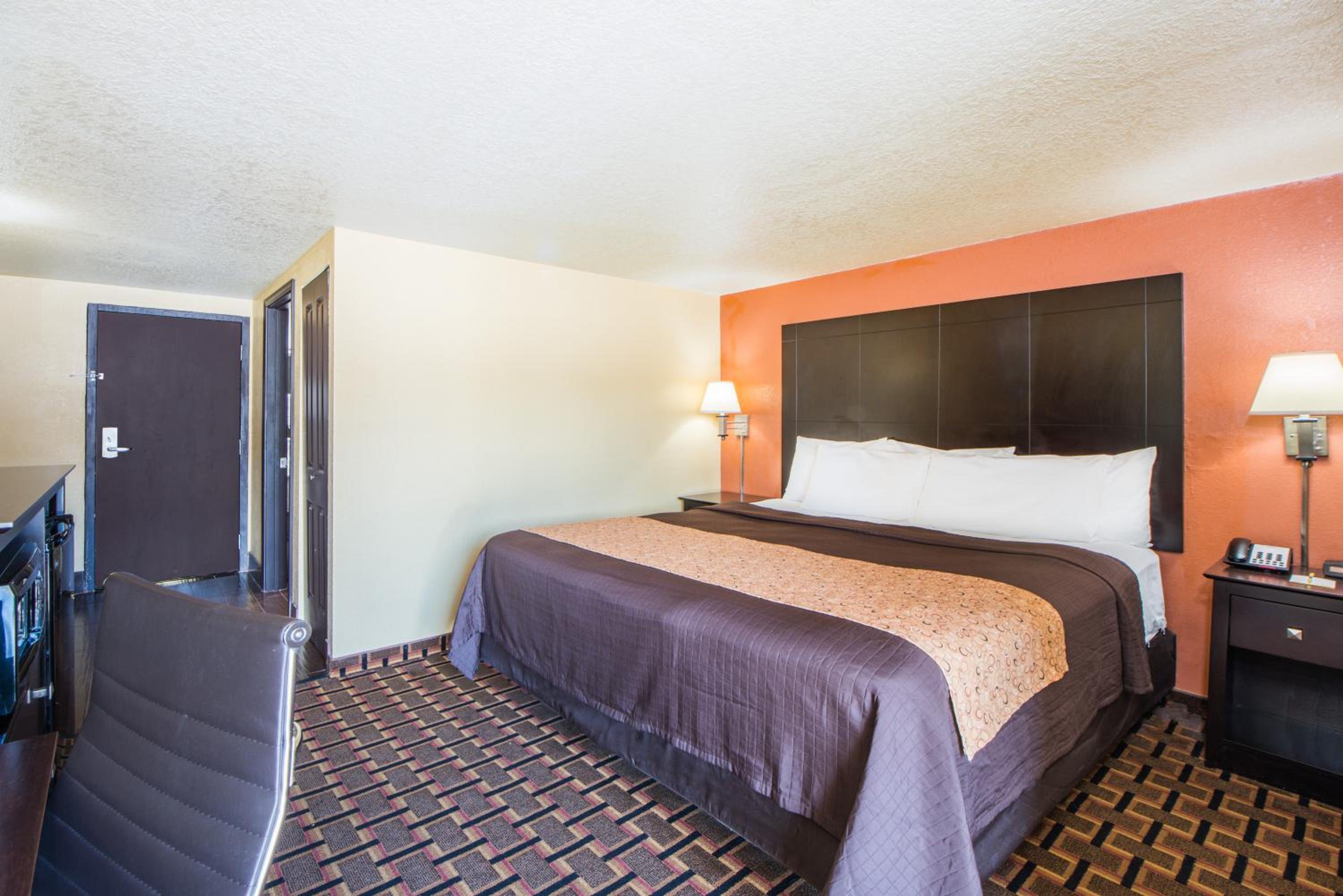 King Room - Non-Smoking - Photo 4