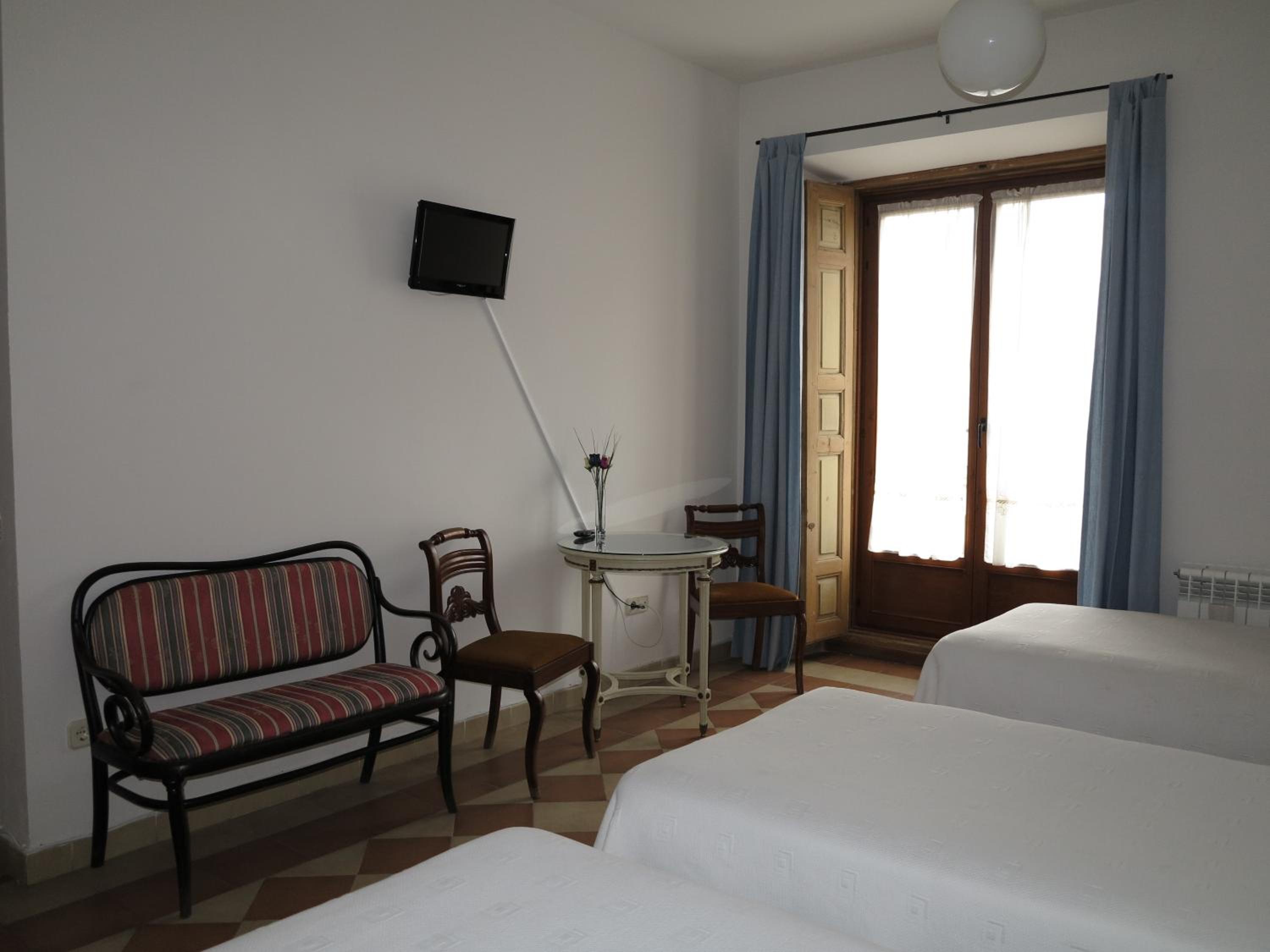 Double or Twin Room - Photo 4