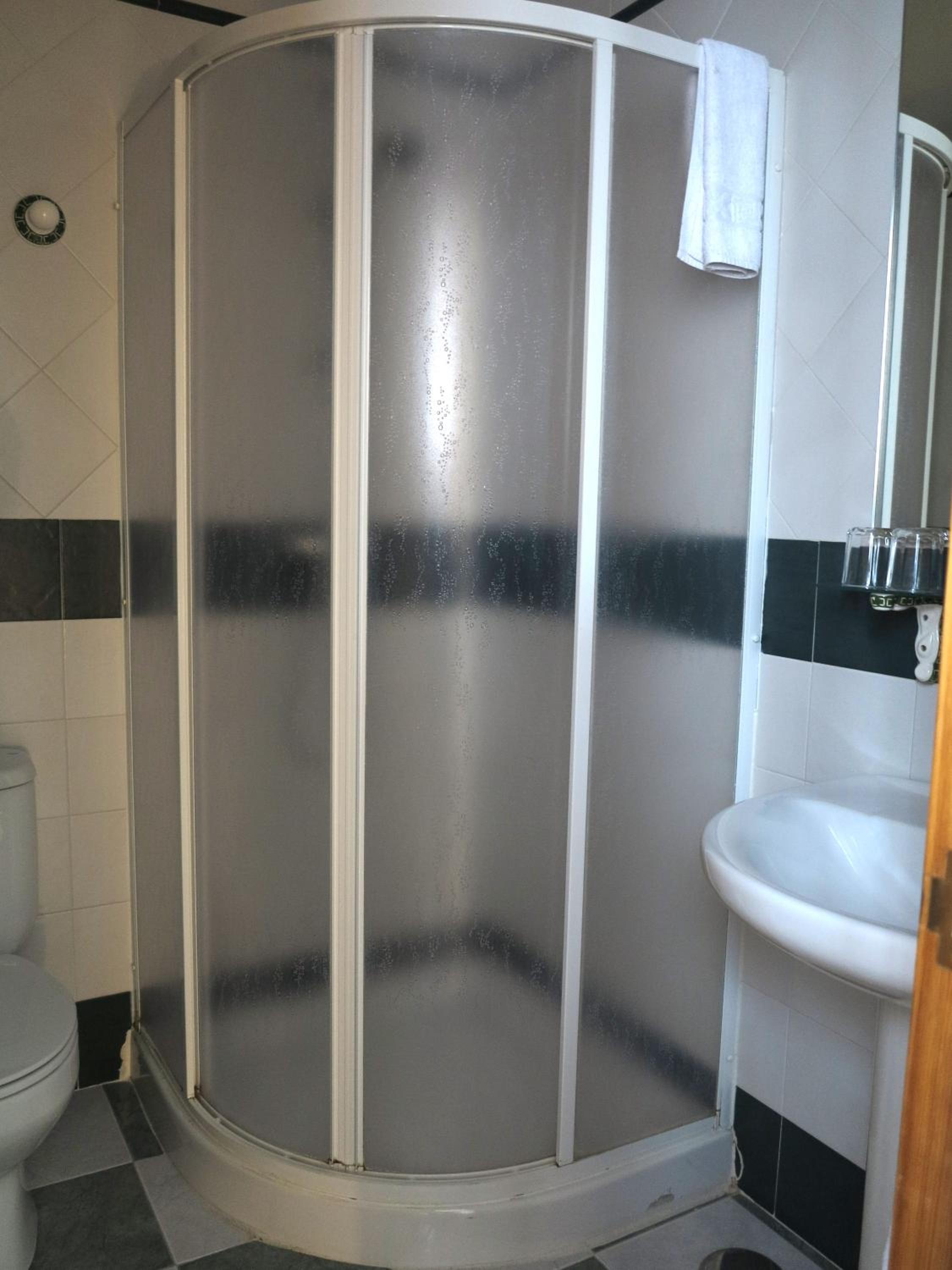 Double or Twin Room - Photo 8