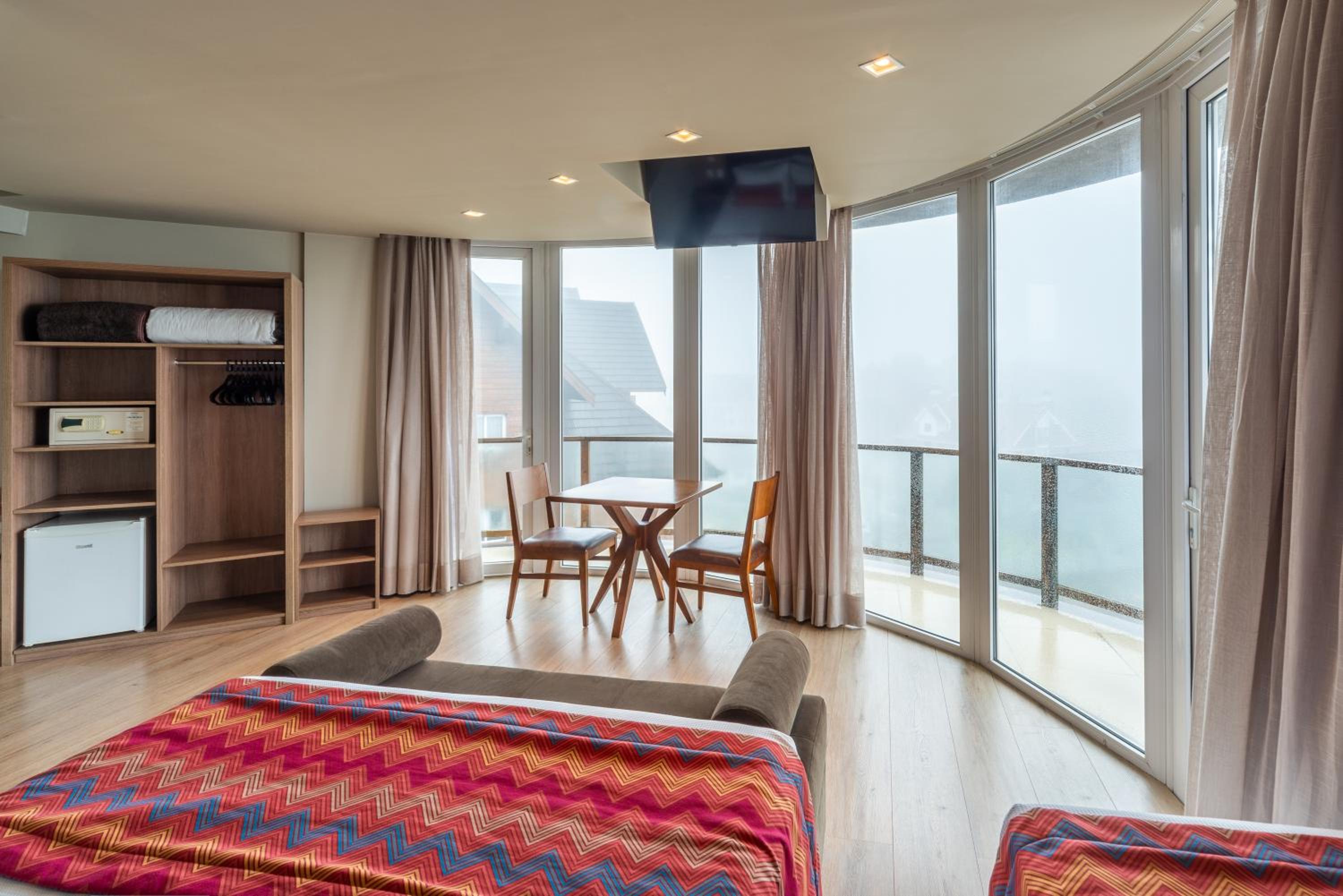 Deluxe Quadruple Room thumbnail 5