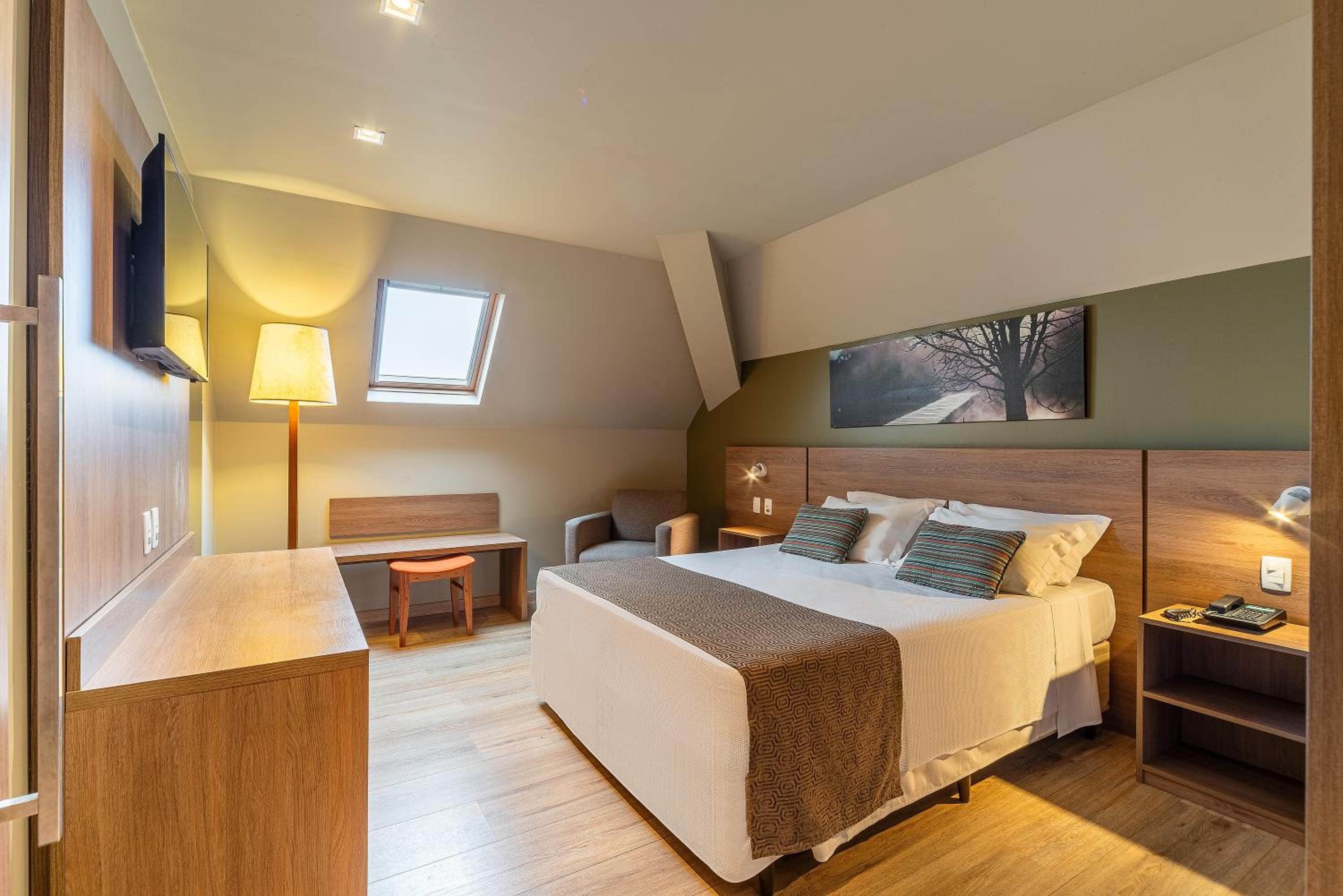 Available room thumbnail 5