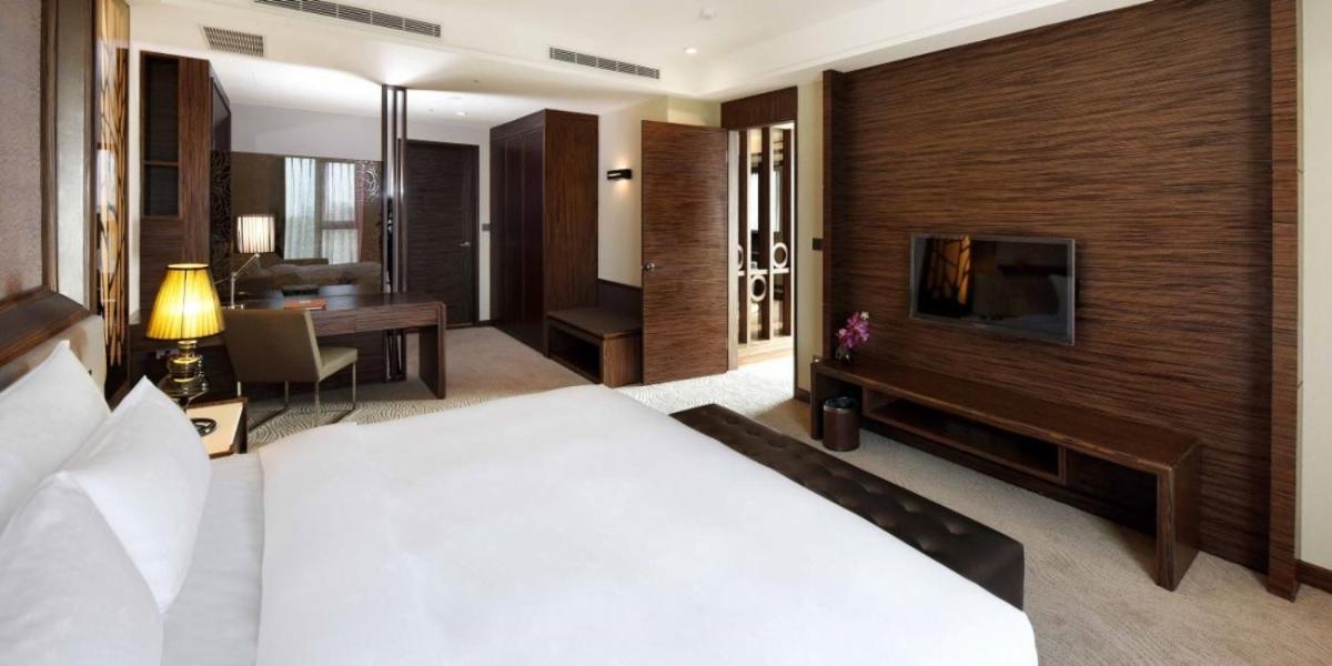 Deluxe King Suite