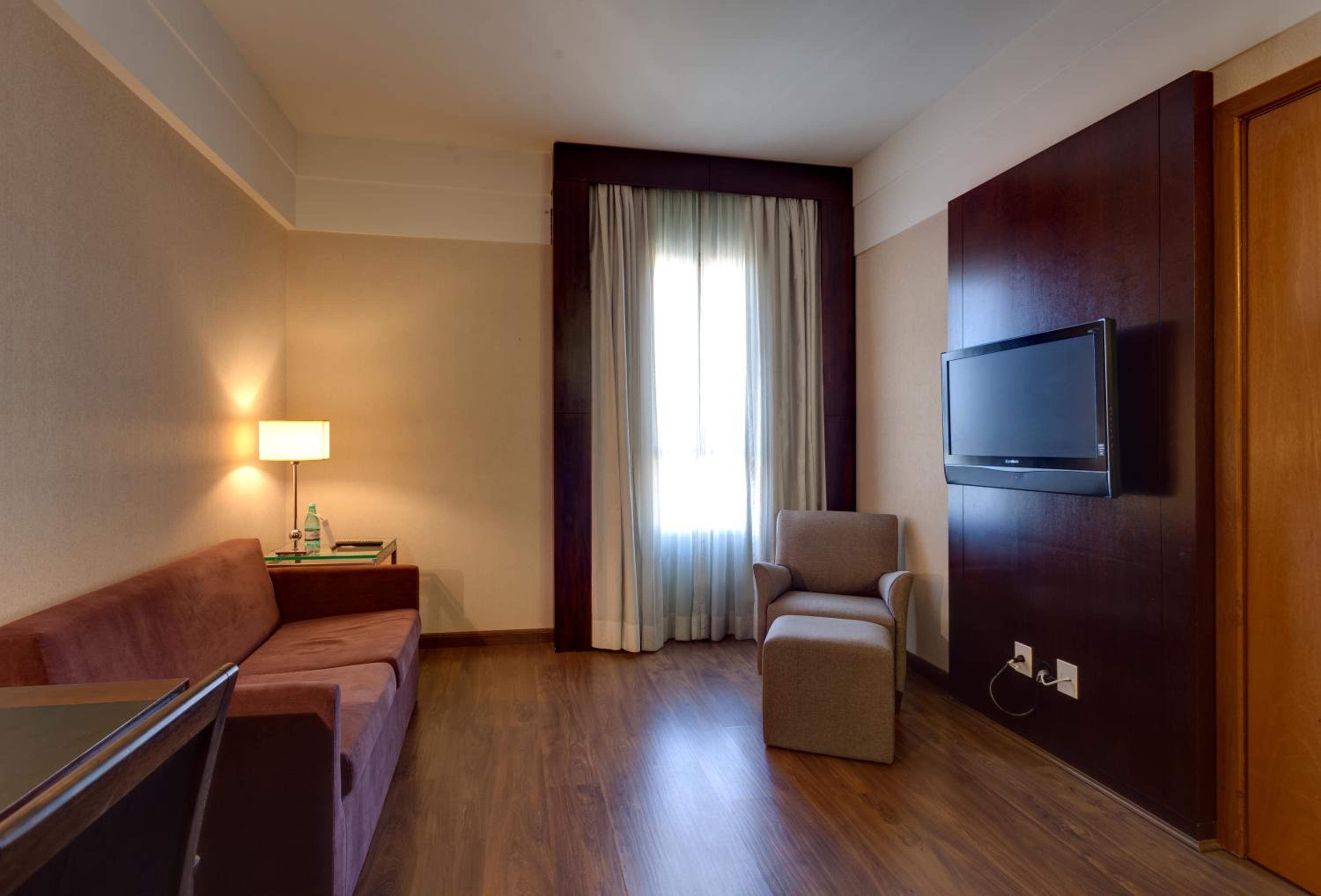 Junior Suite with Queen Bed and Sofa Bed - Photo 2