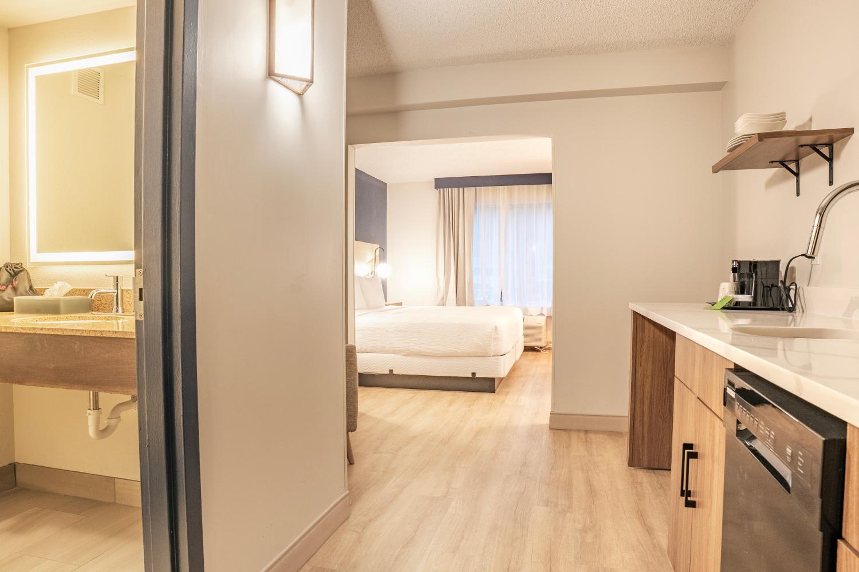 King Studio with Kitchenette - Non-Smoking - Photo 6