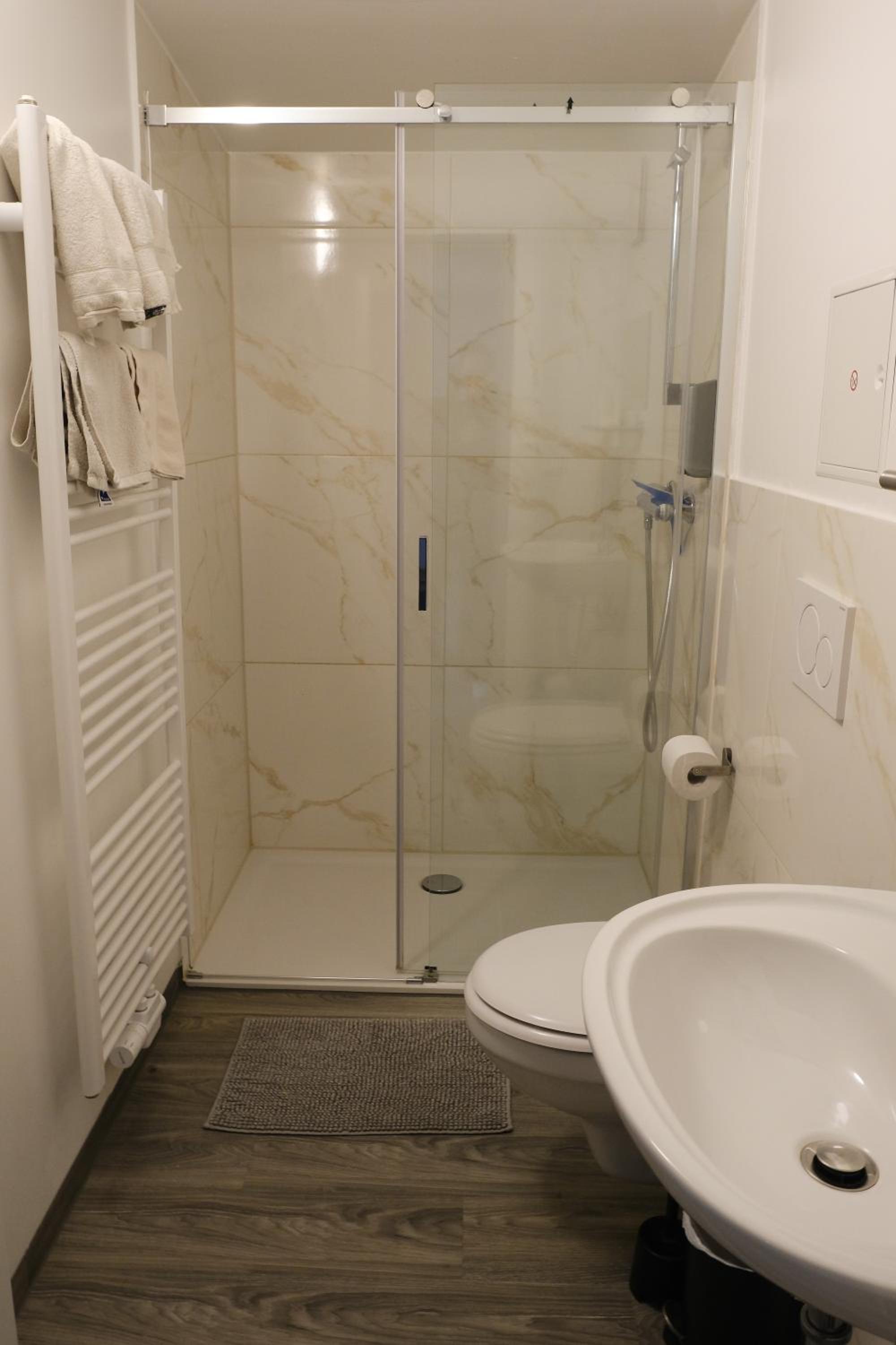 Quadruple Room with Private Bathroom photo 3