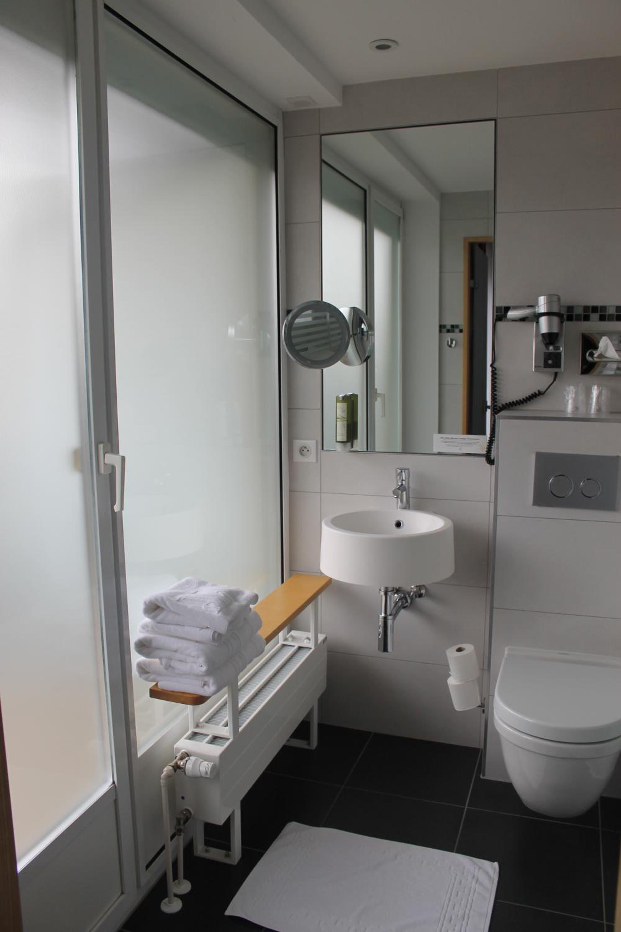 Twin Room with Shower - Photo 6