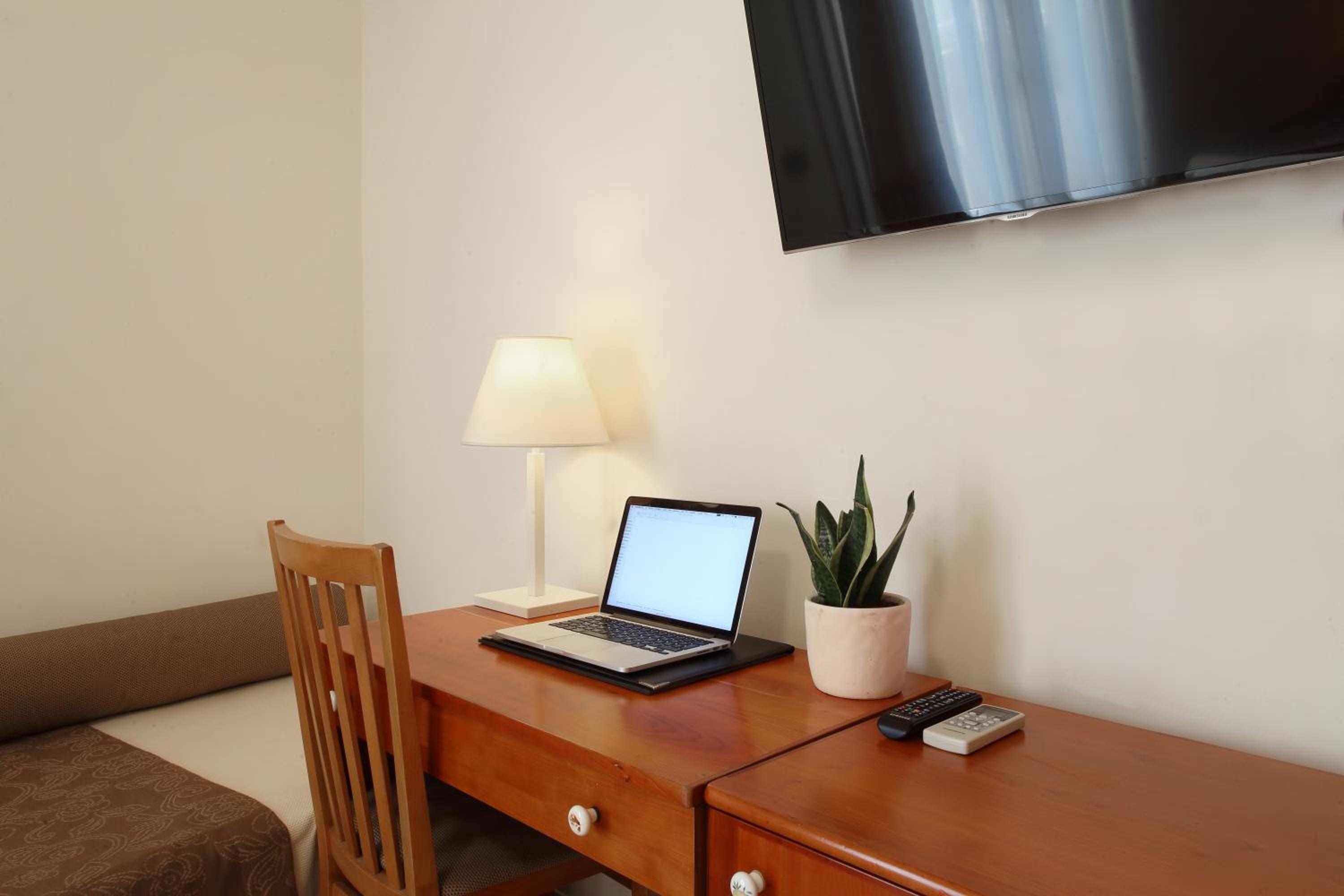 Double Room - Photo 7