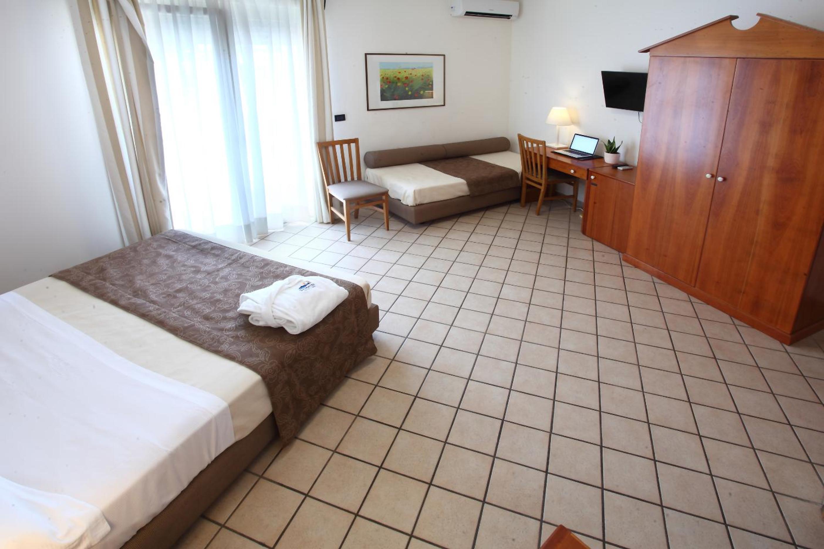 Double Room - Photo 9