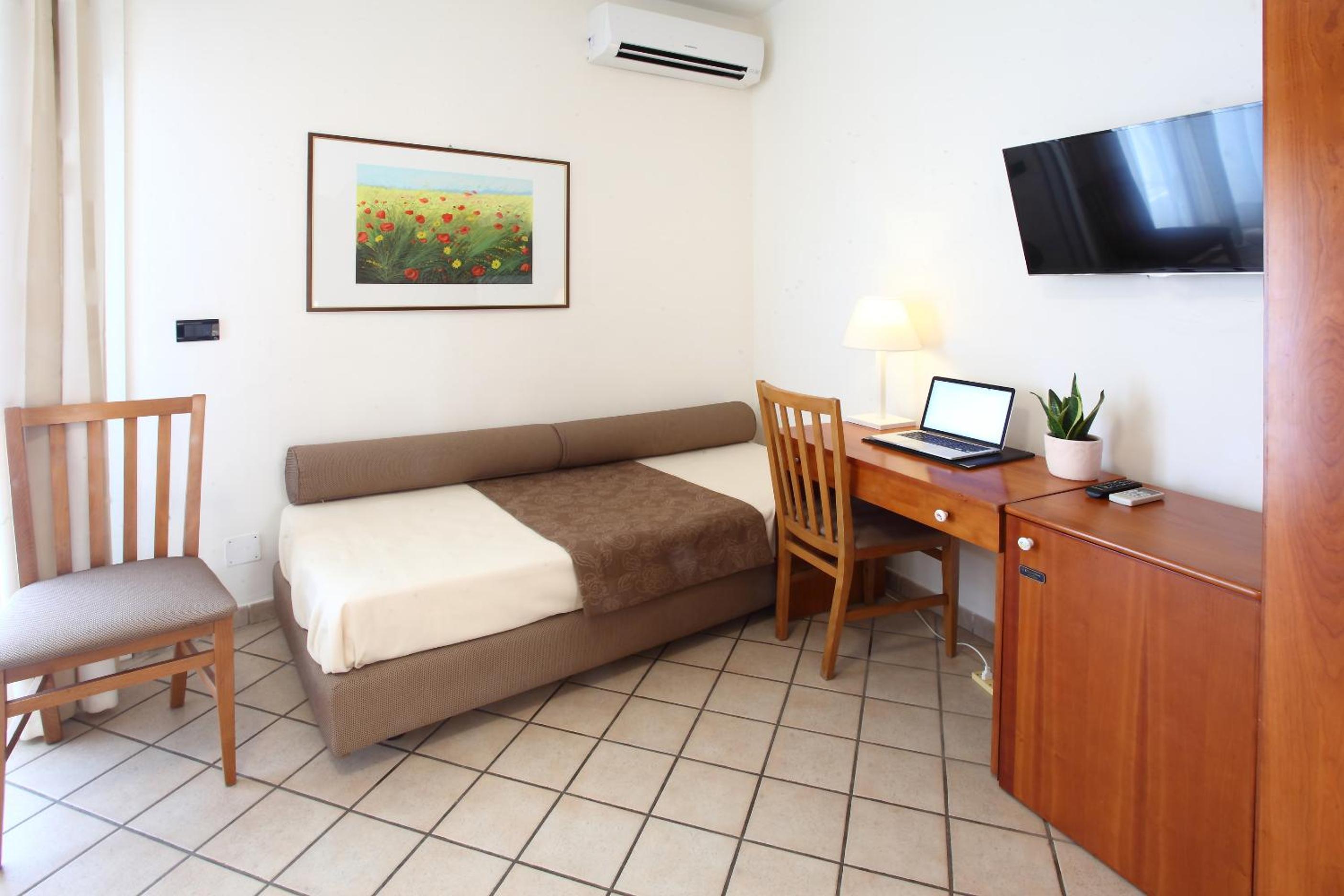 Double Room - Photo 11