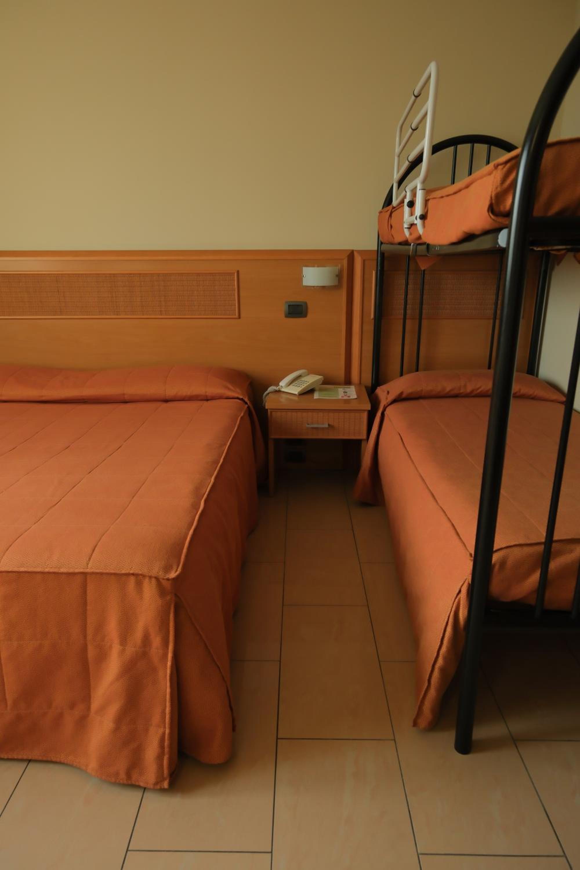 Quadruple Room - Photo 7