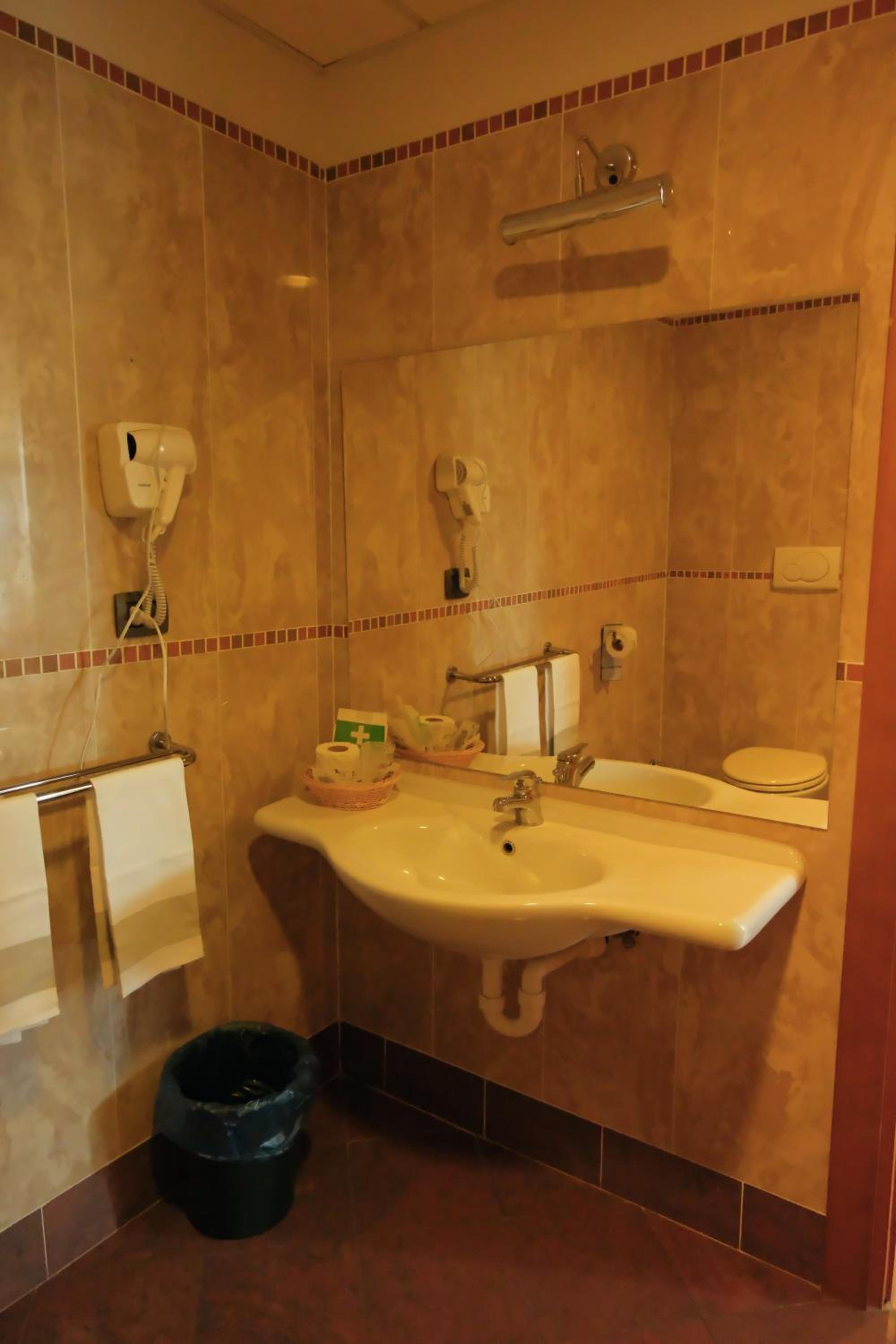 Quadruple Room - Photo 8