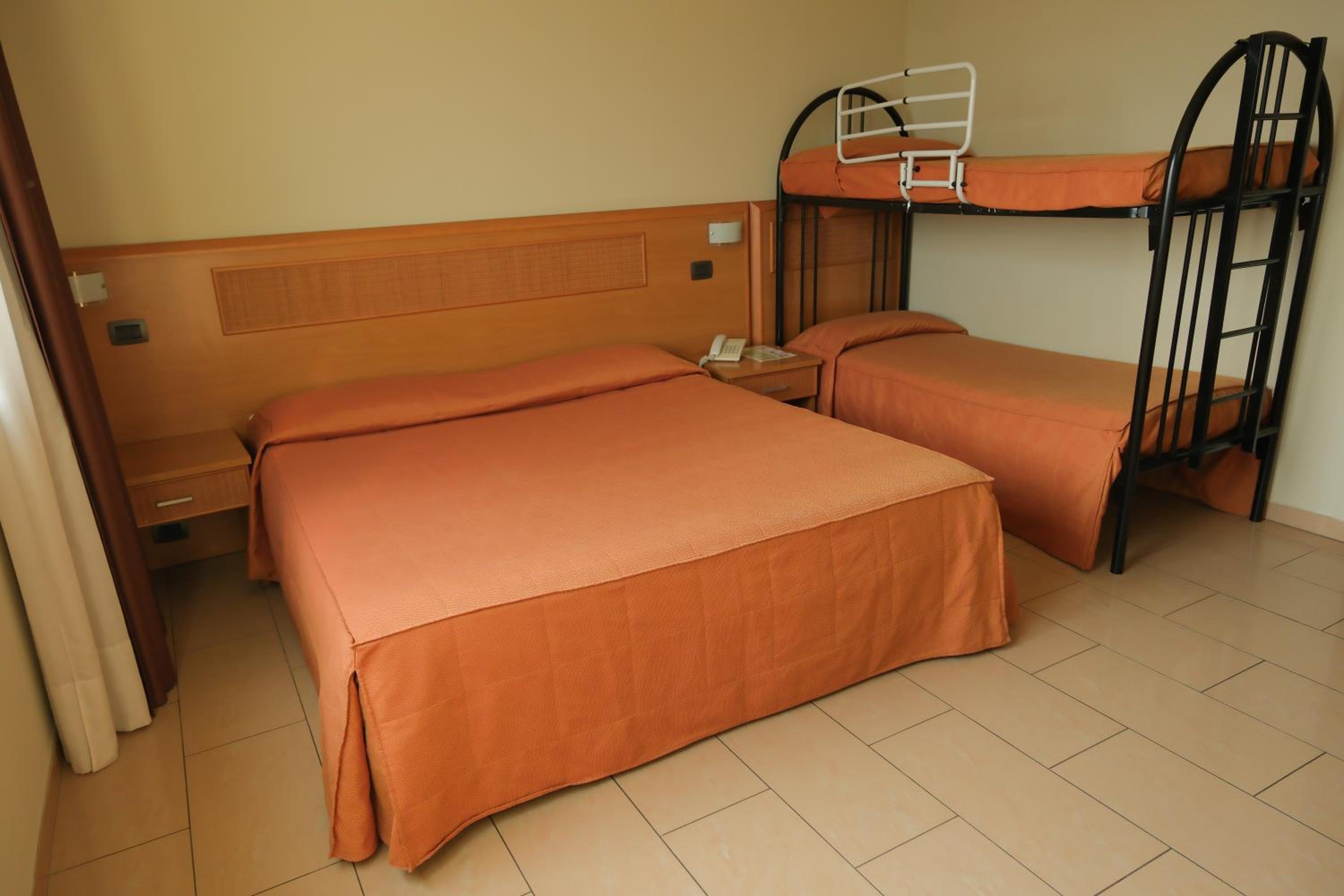 Quadruple Room - Photo 9
