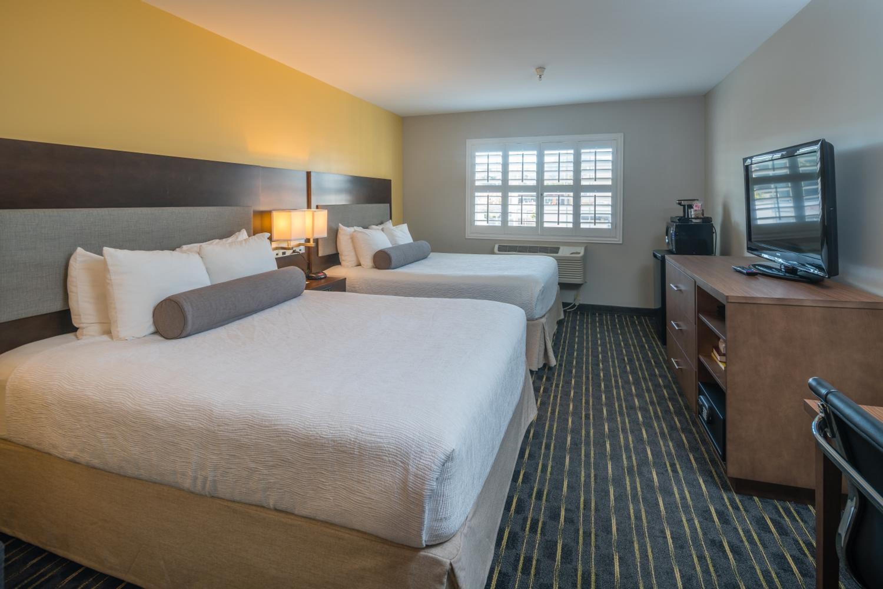 Standard Queen Room with Two Queen Beds - Photo 5