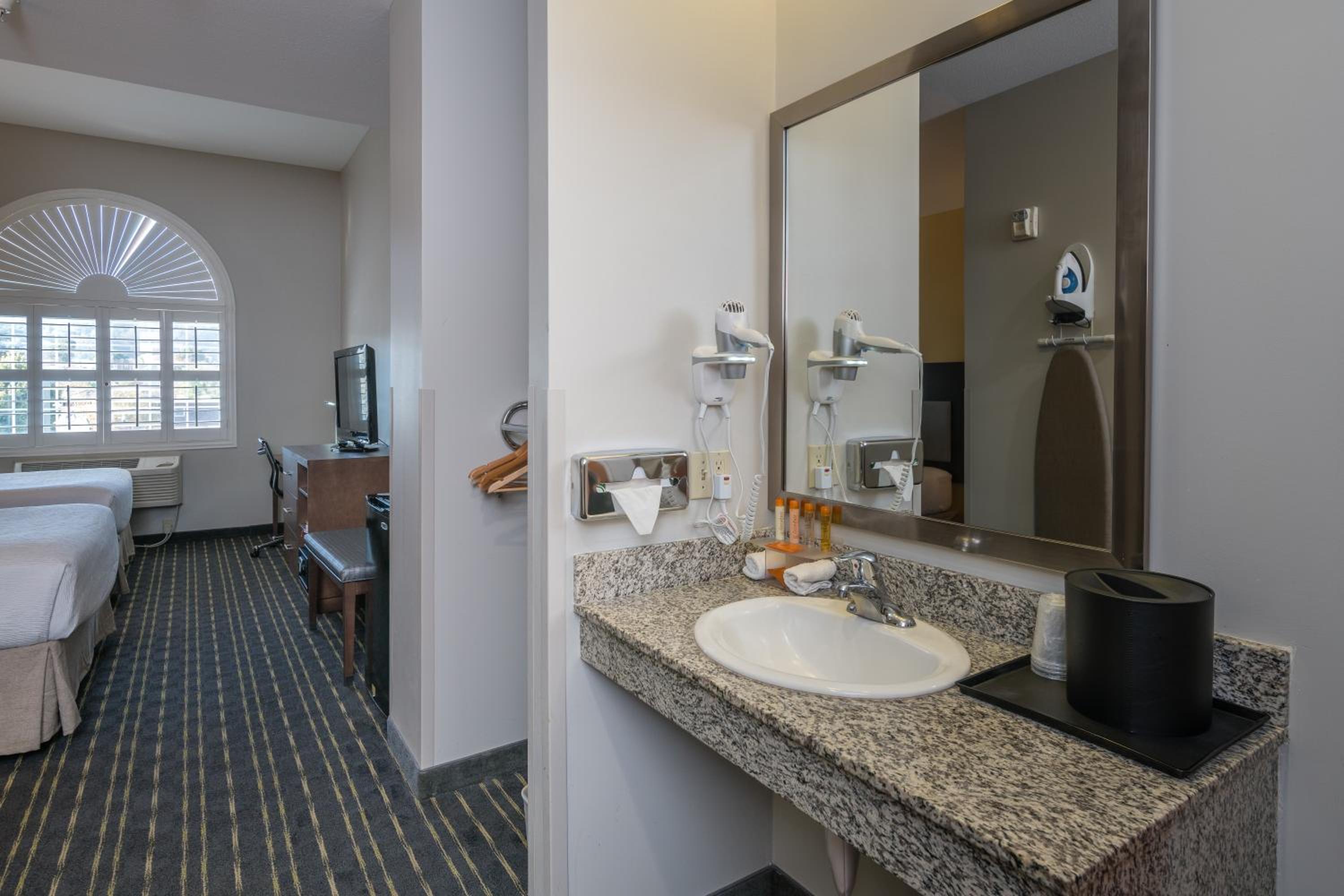 Standard Queen Room with Two Queen Beds - Disability Access - Photo 7