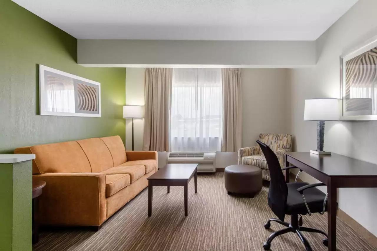 King Suite - Non Smoking/Interior Hall - Photo 2