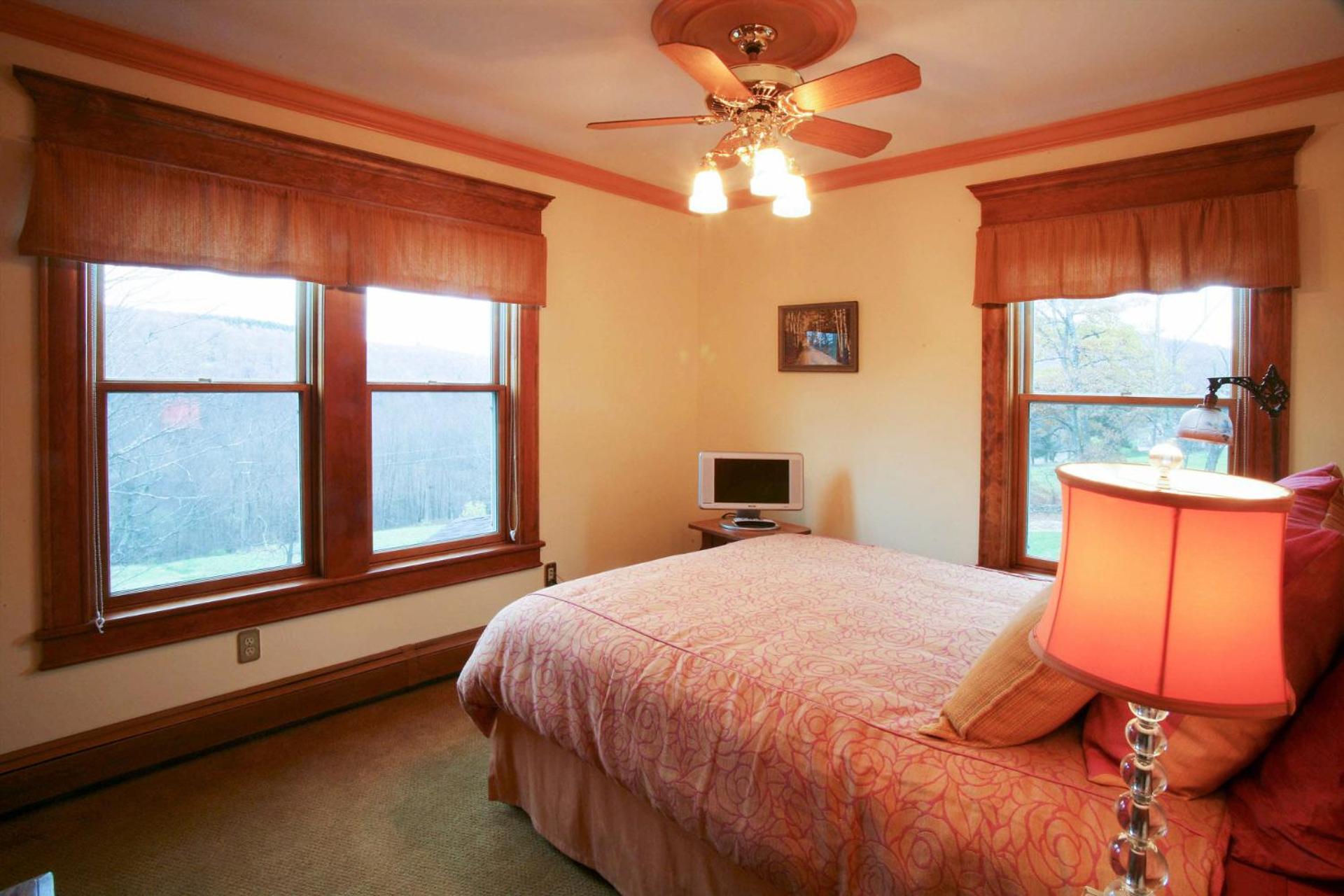 Queen Room photo 1