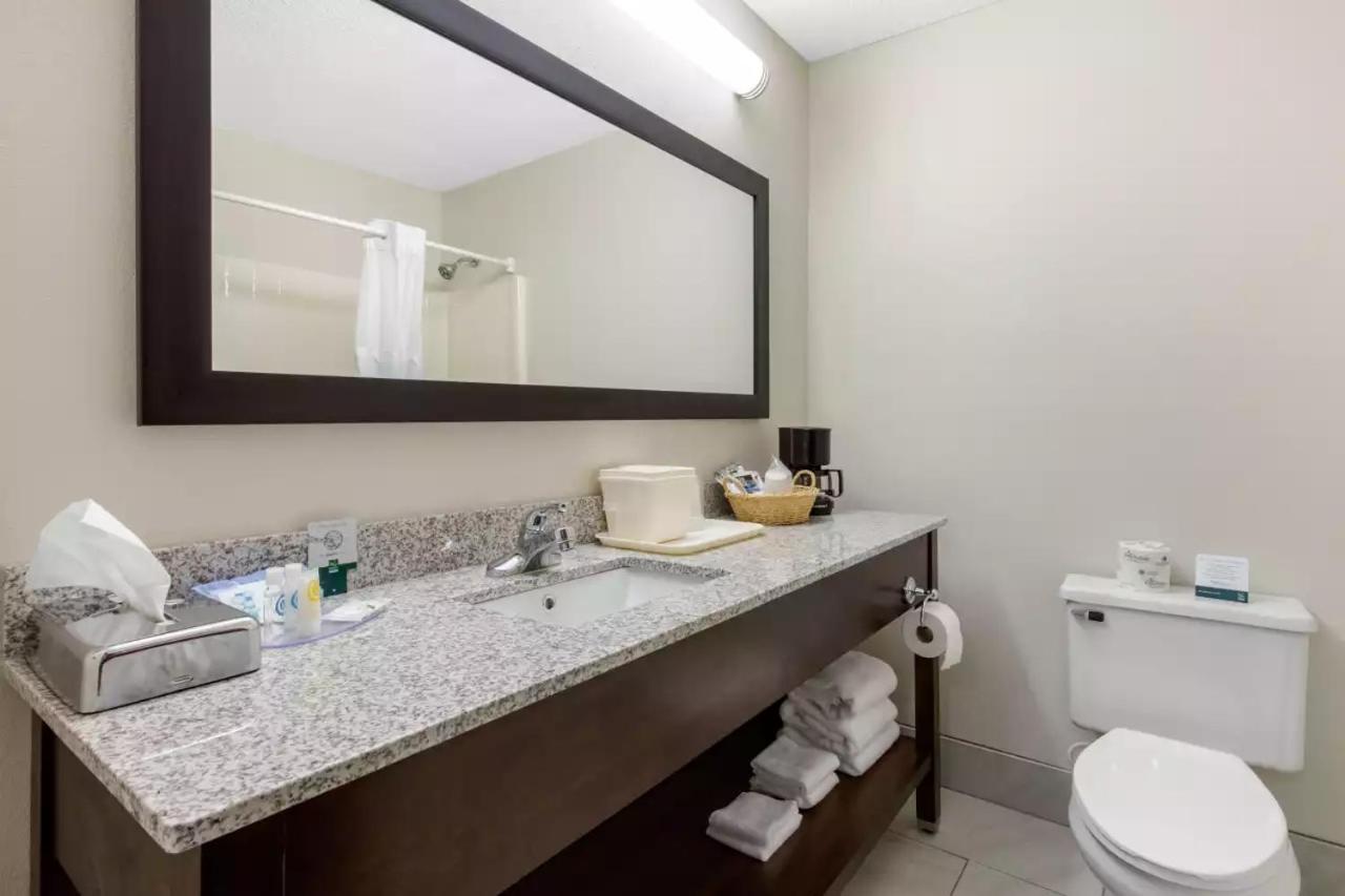 Queen Suite with Two Queen Beds - Non Smoking/Interior Hall - Photo 2