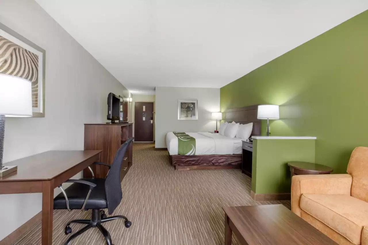 King Suite - Non Smoking/Interior Hall - Photo 4