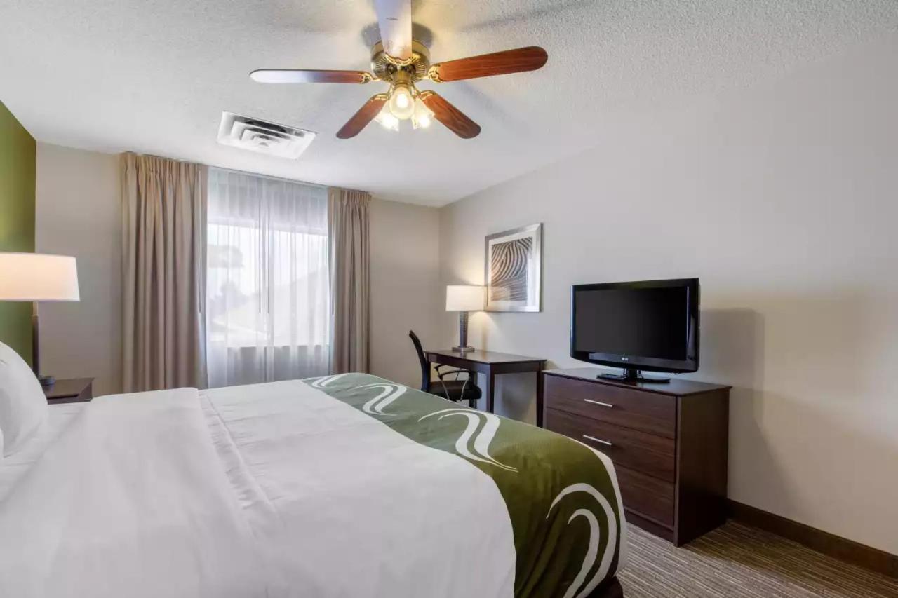 King Suite with Whirlpool - Non Smoking/Interior Hall photo 2