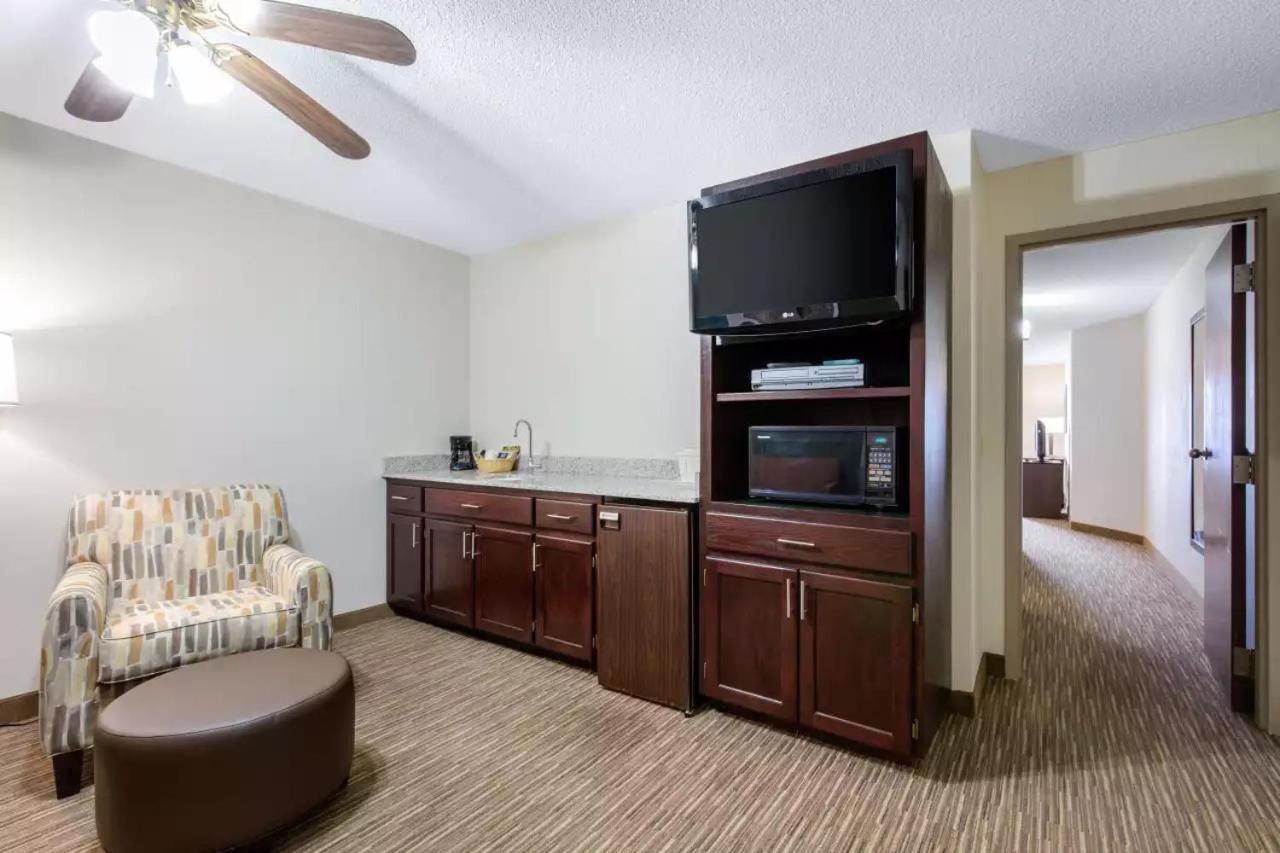 King Suite with Whirlpool - Non Smoking/Interior Hall photo 3