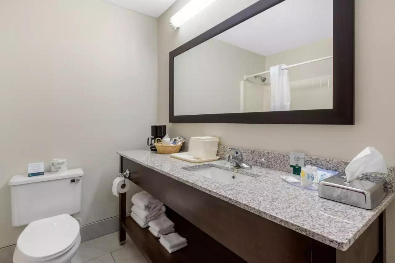 Queen Suite with Two Queen Beds - Non Smoking/Ground floor/Interior Hall - Photo 3