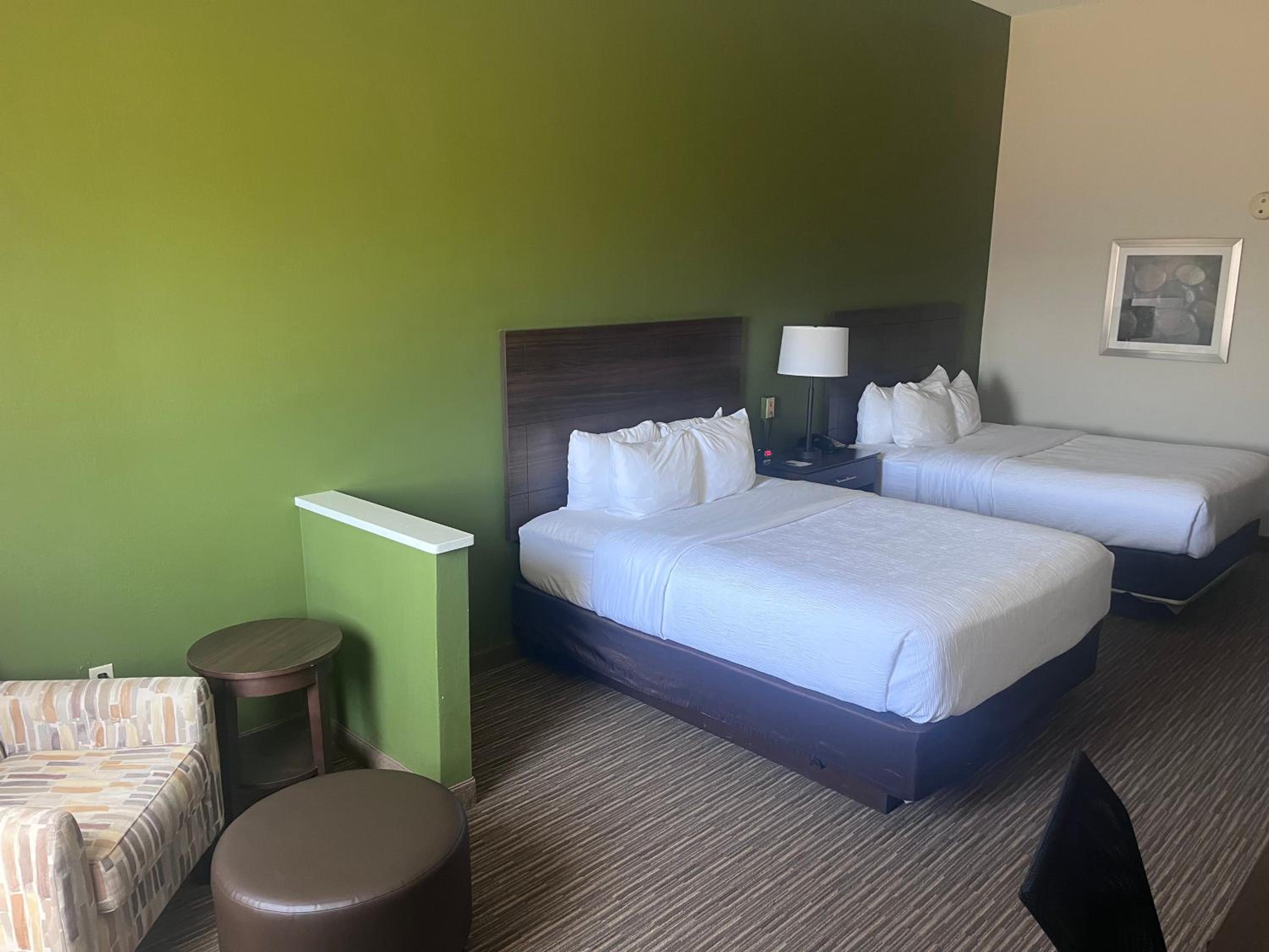Queen Suite with Two Queen Beds - Non Smoking/Ground floor/Interior Hall - Photo 4