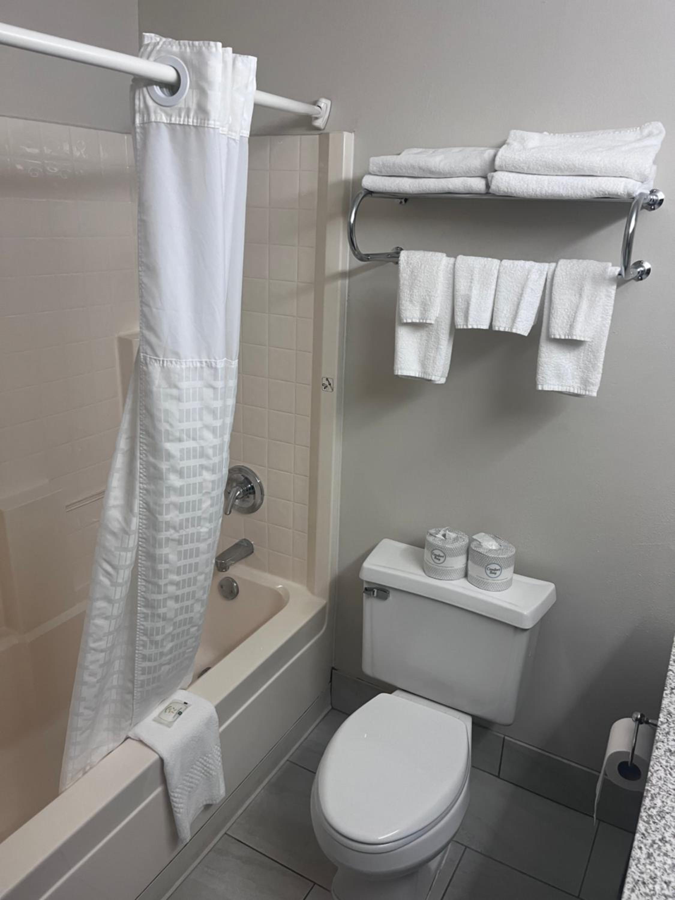 Queen Suite with Two Queen Beds - Non Smoking/Interior Hall - Photo 4