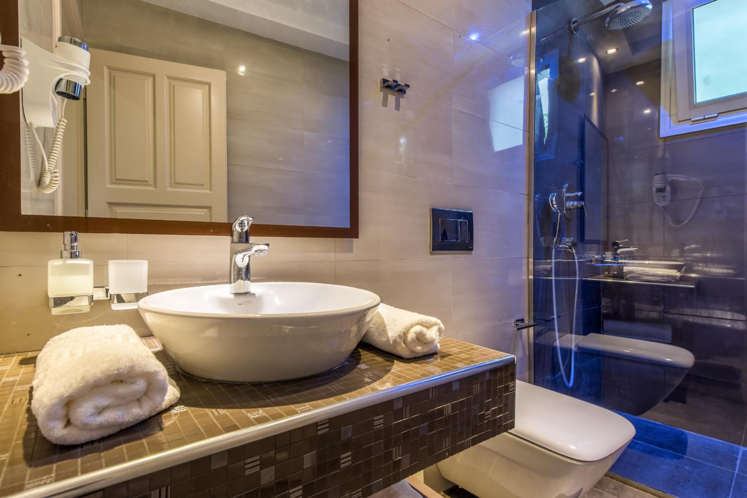 Superior Double or Twin Room with Balcony - Photo 15