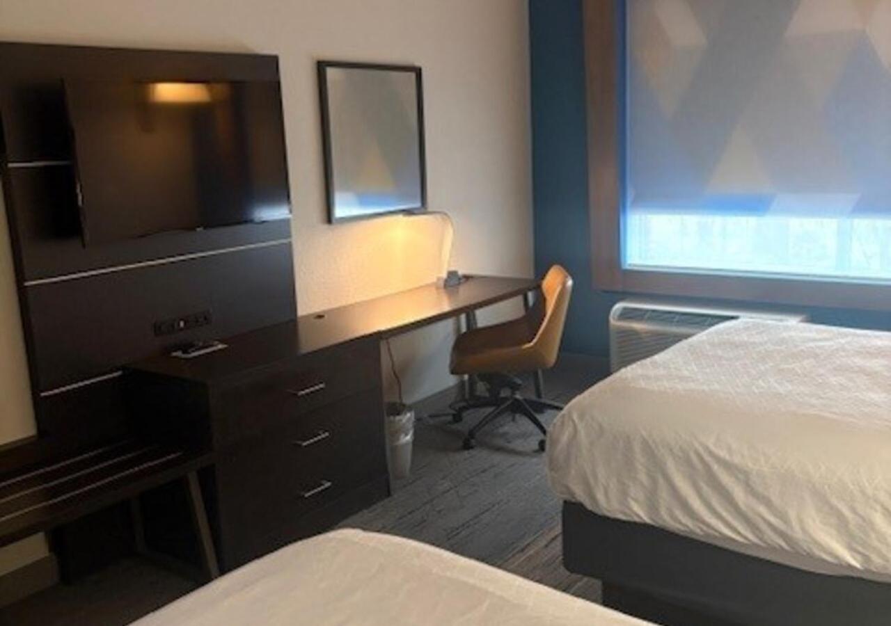 Standard Queen Room with Two Queen Beds and Mobility Accessible Tub photo 2