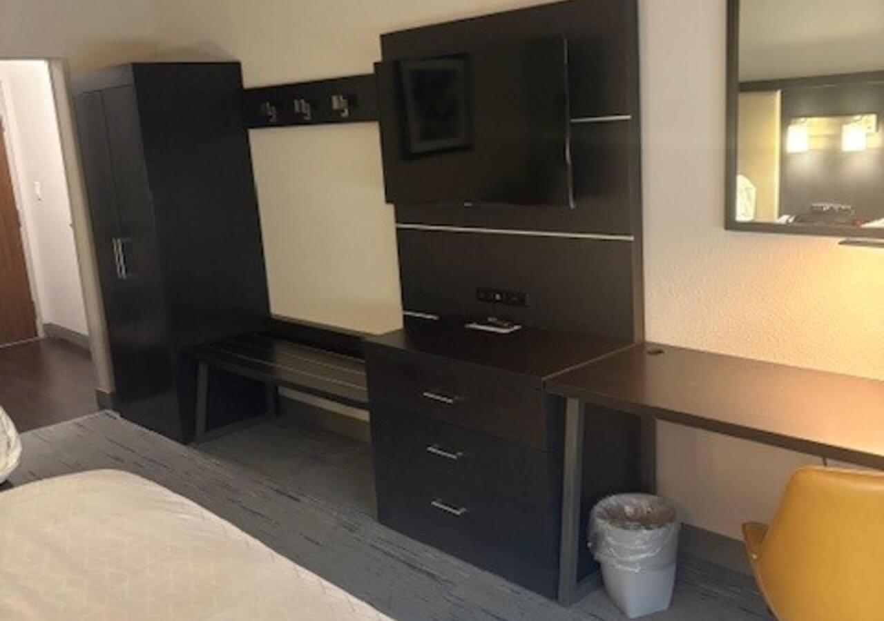 Standard Queen Room with Two Queen Beds and Mobility Accessible Tub photo 3