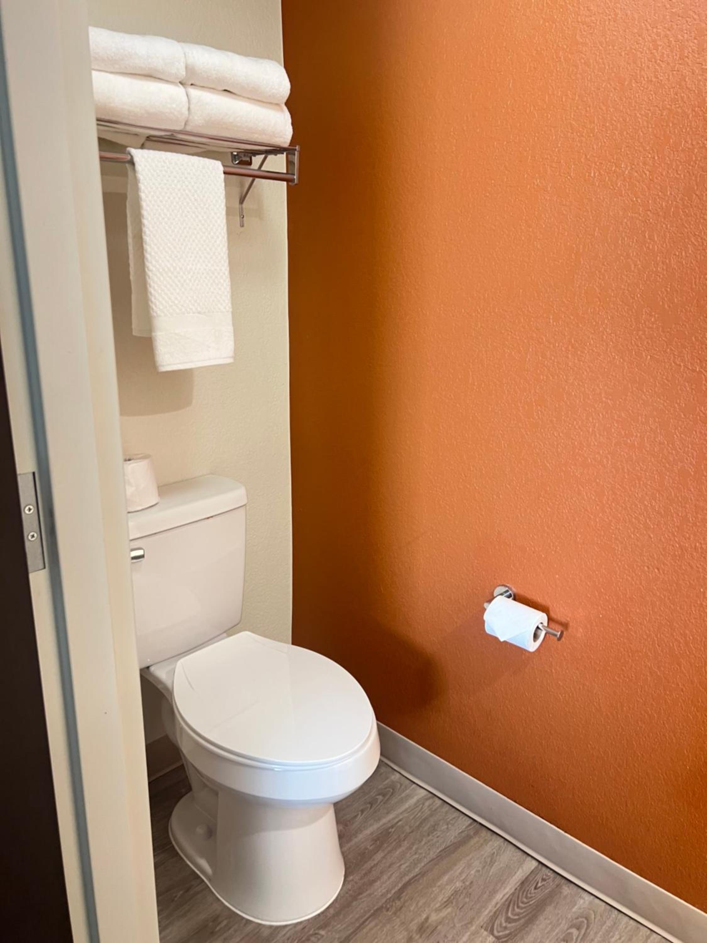 Queen Room with Roll-in-Shower - Accessible/Non-Smoking - Photo 2