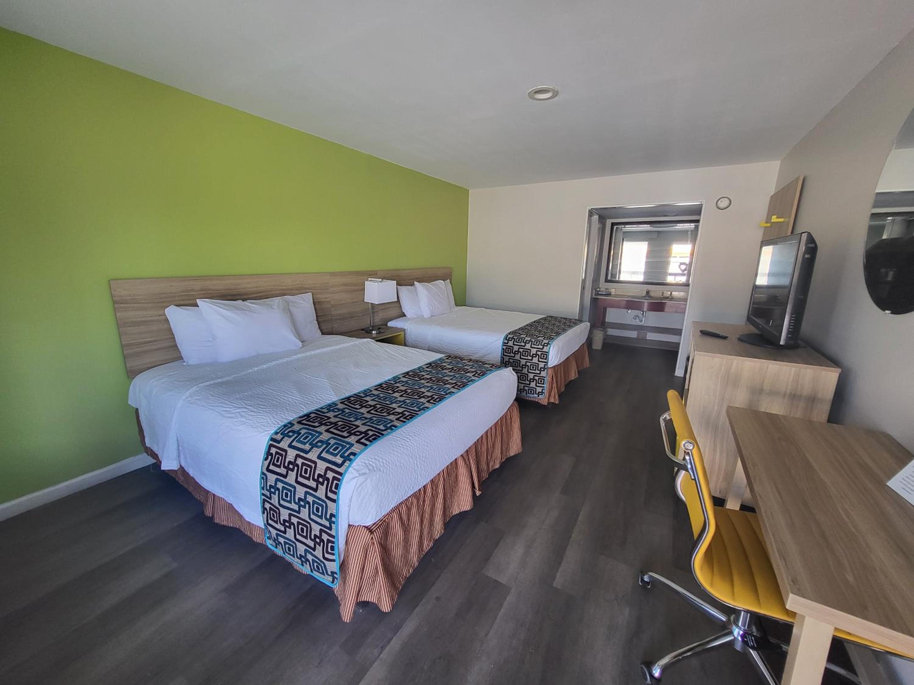 Quadruple Room with Two Queen Beds - Non Smoking - Photo 1