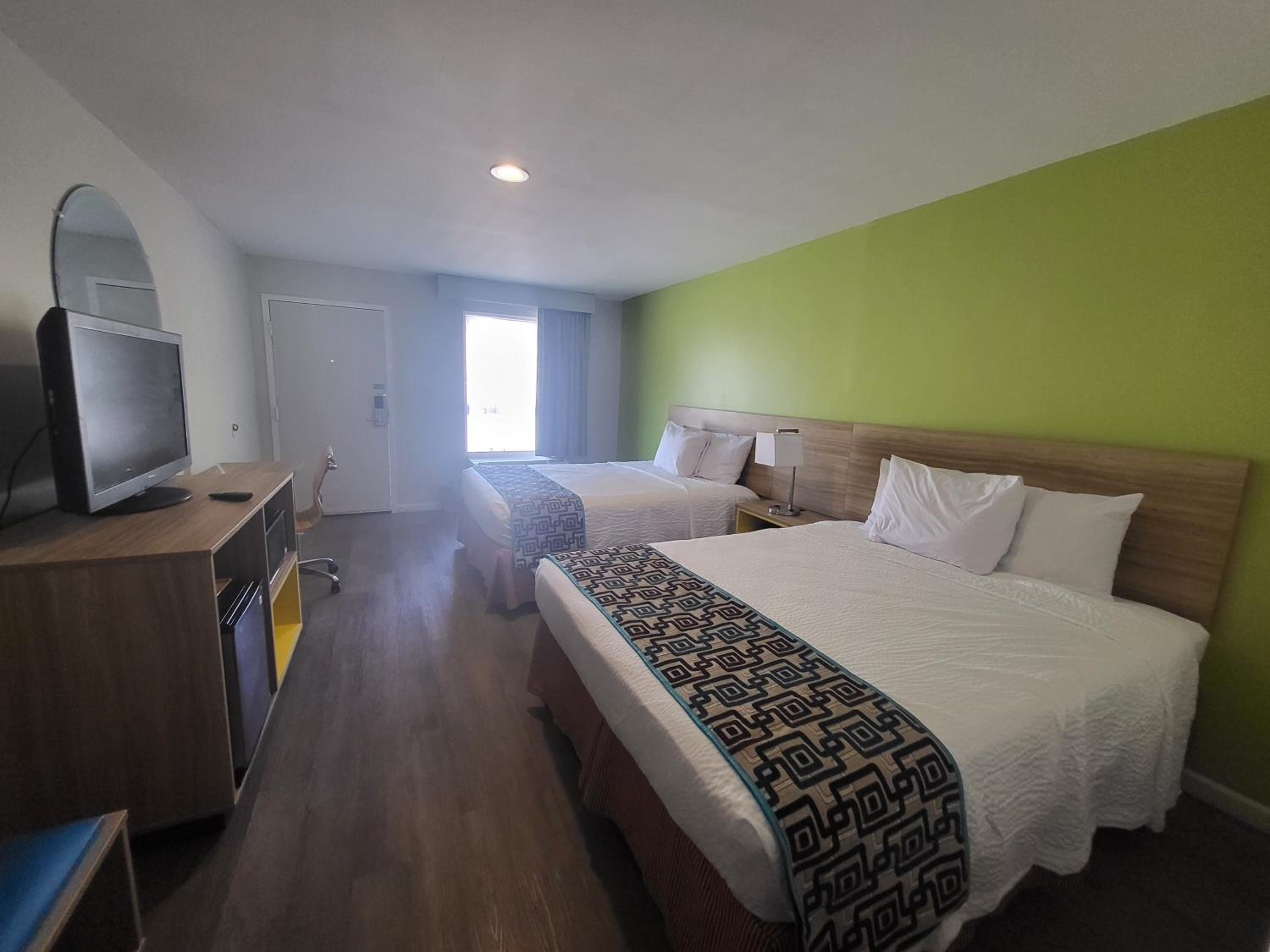 Quadruple Room with Two Queen Beds - Non Smoking - Photo 10