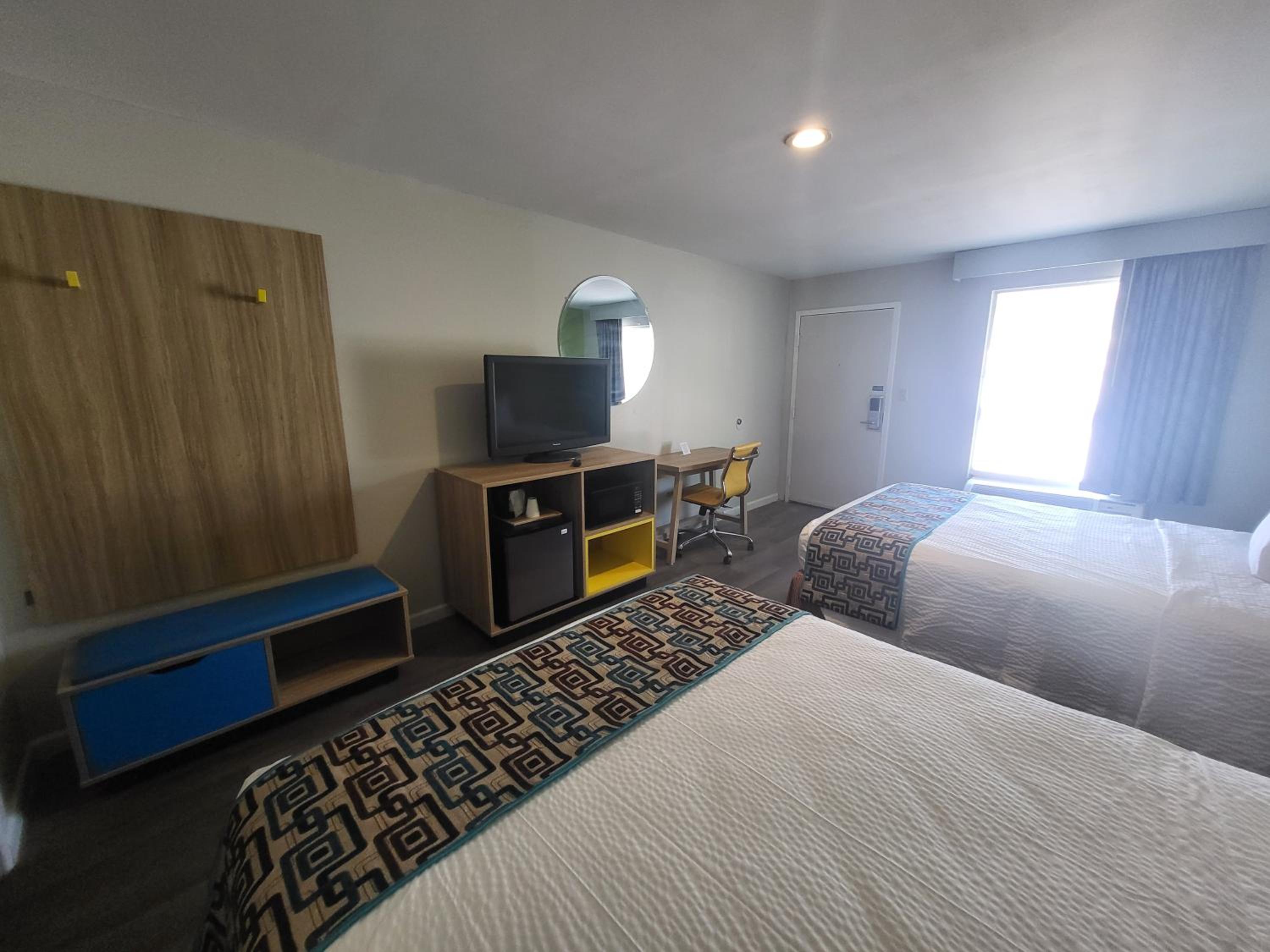 Quadruple Room with Two Queen Beds - Non Smoking - Photo 11