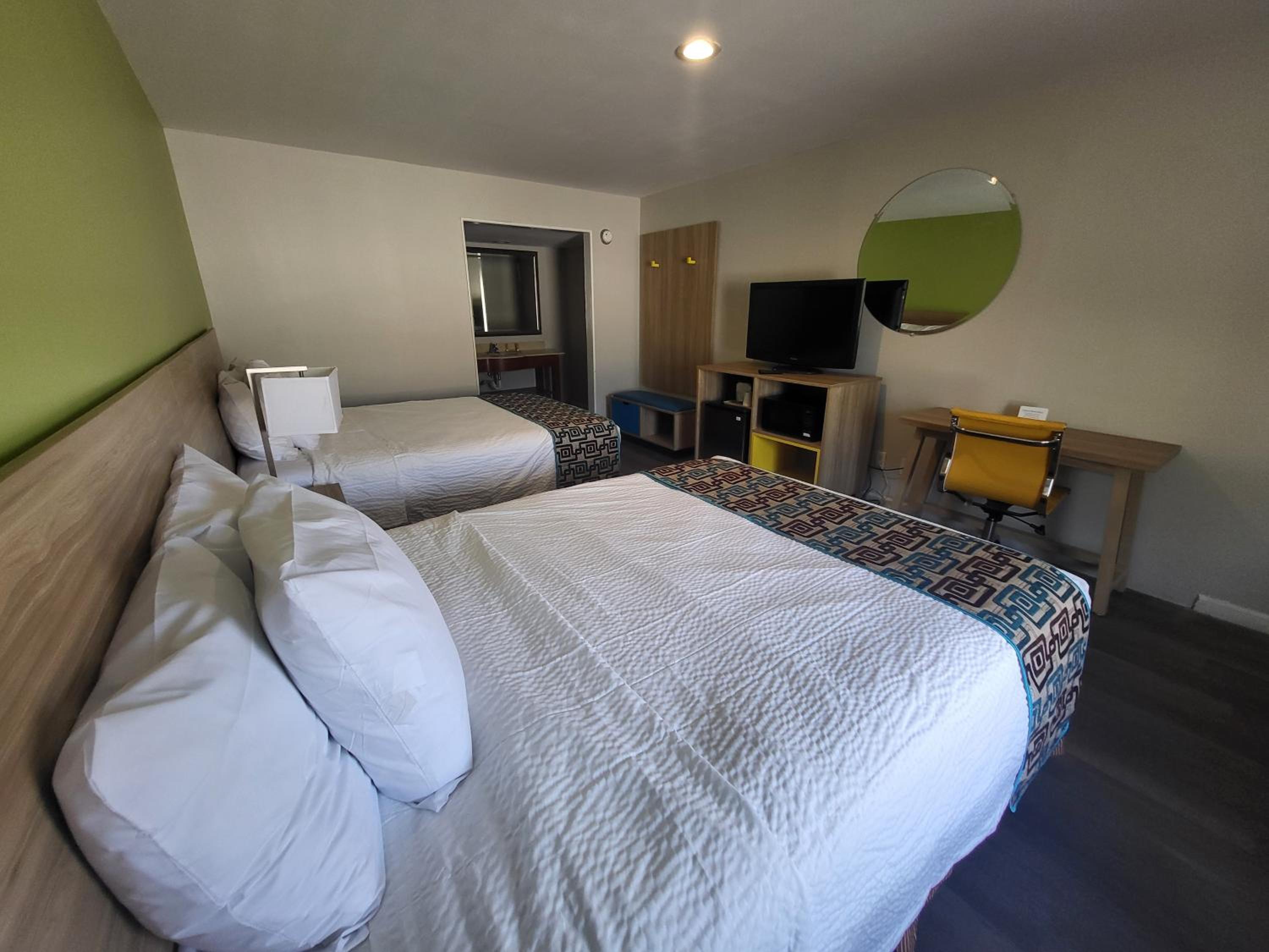 Quadruple Room with Two Queen Beds - Non Smoking - Photo 12