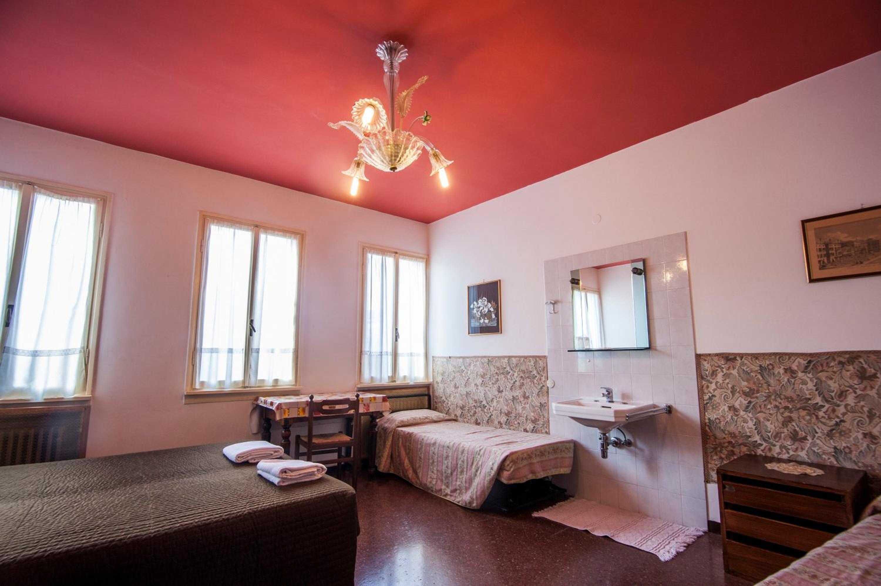 Single Bed In Mixed Dormitory Room With Shared Bathroom  photo 1