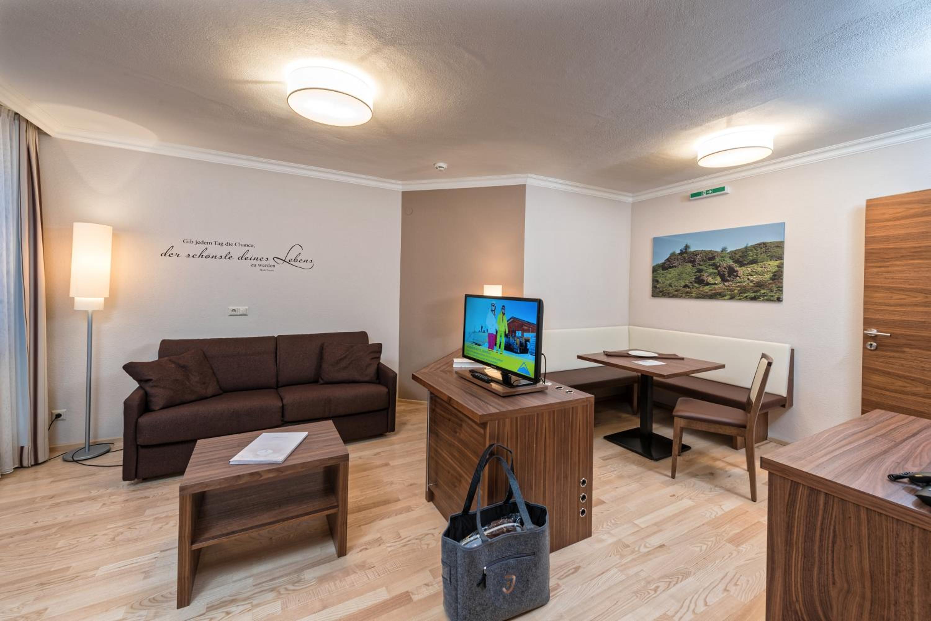 Deluxe Junior Suite photo 3